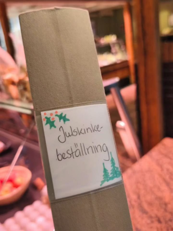 Nu fyller det p&aring; i v&aring;r p&auml;rm f&ouml;r julbest&auml;llningar! 🥰

Vad har ni p&aring; julbordet? Hos oss hittar ni bland annat julskinka, prinskorv, leverpastej, sylta m.m.

V&auml;lkomna att g&ouml;ra er best&auml;llning, maila info@m