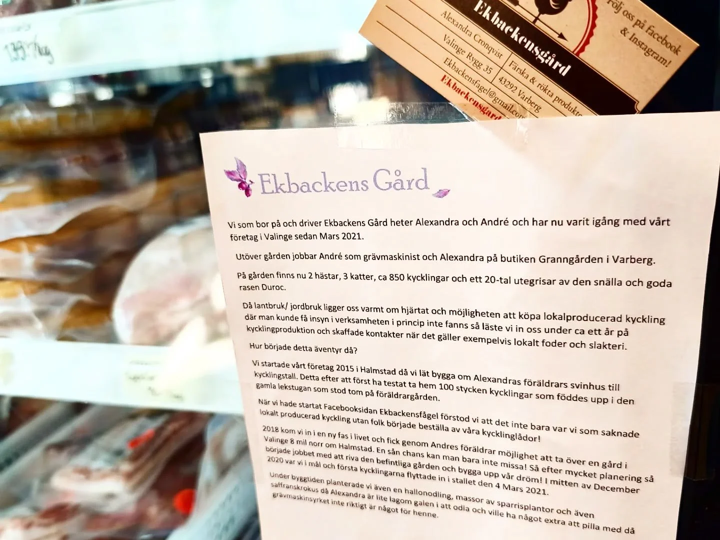 Nu har vi f&aring;tt in en leverans av kyckling detaljer fr&aring;n @ekbackensgard_glamping ! 🐓 V&auml;lj mellan tuppfil&eacute;, tupp&ouml;verl&aring;r med ben och tuppkorv kryddad med ramsl&ouml;k och citron.👌

V&auml;lkomna in till oss i butiken