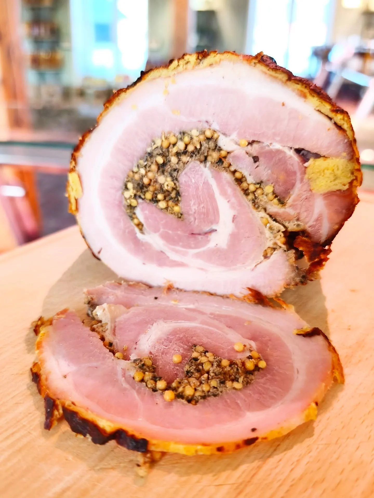 ⭐NYHET! ⭐ Nu har vi &aring;ter v&aring;r egen senapsrulle i sortimentet! Gjord p&aring; mager fl&auml;sksida och mycket goda kryddor och slutligen griljerad.👌

V&auml;lkomna in till oss i butiken!

Vi har &ouml;ppet onsdag -fredag kl 10 -18 och l&ou