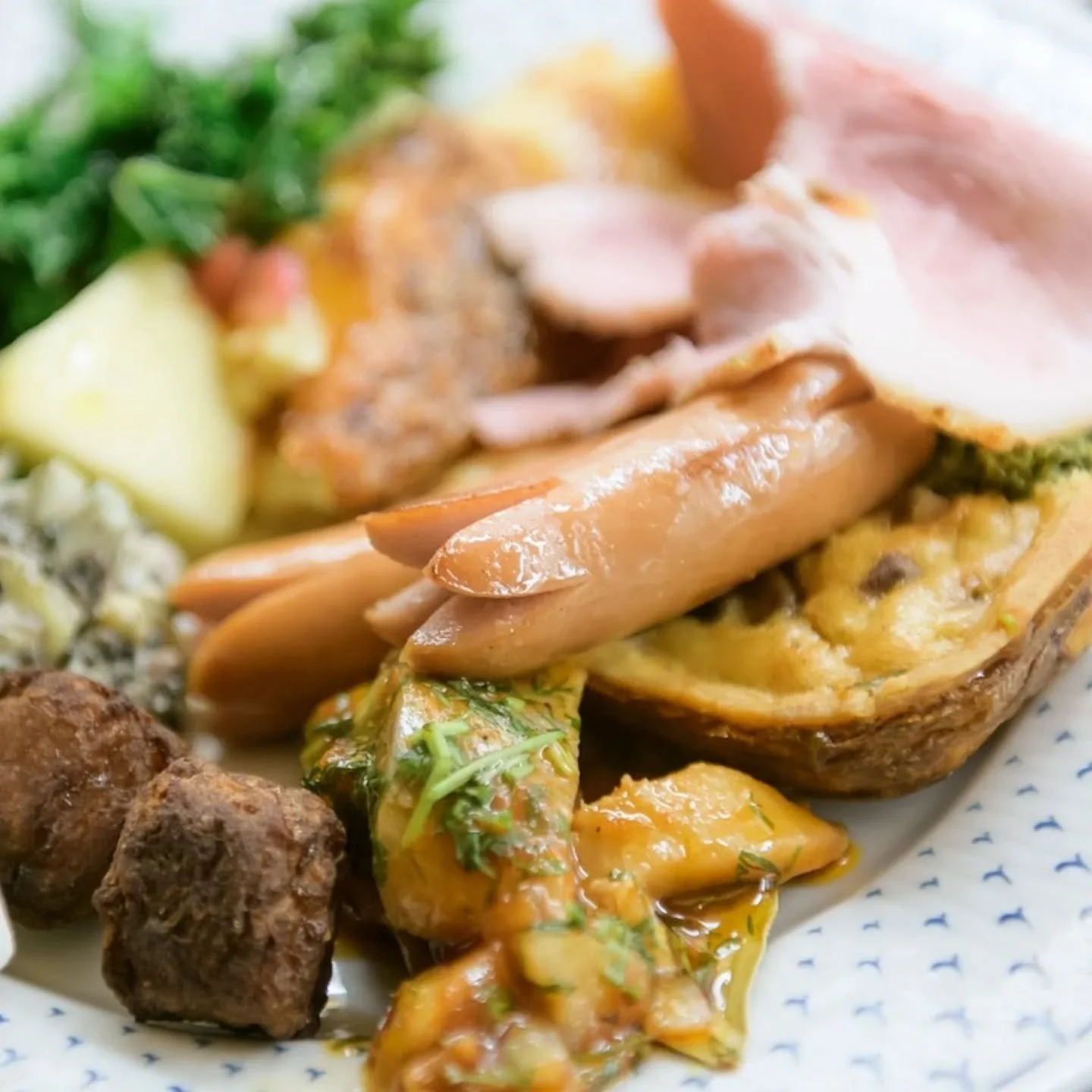 H&auml;rligt frisk fredag i slutet p&aring; november och vi julst&ouml;kar som mest i butiken!🎄🤶

Ni hittar en hel del gott till julbordet hos oss - f&auml;rs till k&ouml;ttbullar, prinskorv, julskinka, senapsrulle och nu har vi &auml;ven rullsylta