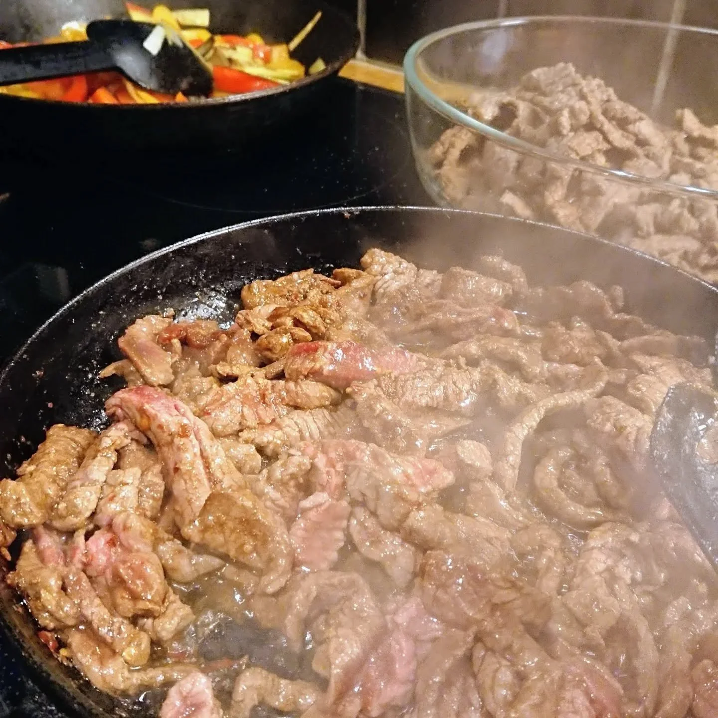 Trevlig helg p&aring; er alla!⭐ Vad ska ni &auml;ta i kv&auml;ll? H&auml;r kommer ett tips:

Gryta p&aring; fl&auml;skk&ouml;tt till 2-4 personer 

500 g grytbitar
1 msk sm&ouml;r 
1 tsk salt
2 krm svartpeppar
1 purjol&ouml;k
2 dl vatten
1 r&ouml;d p