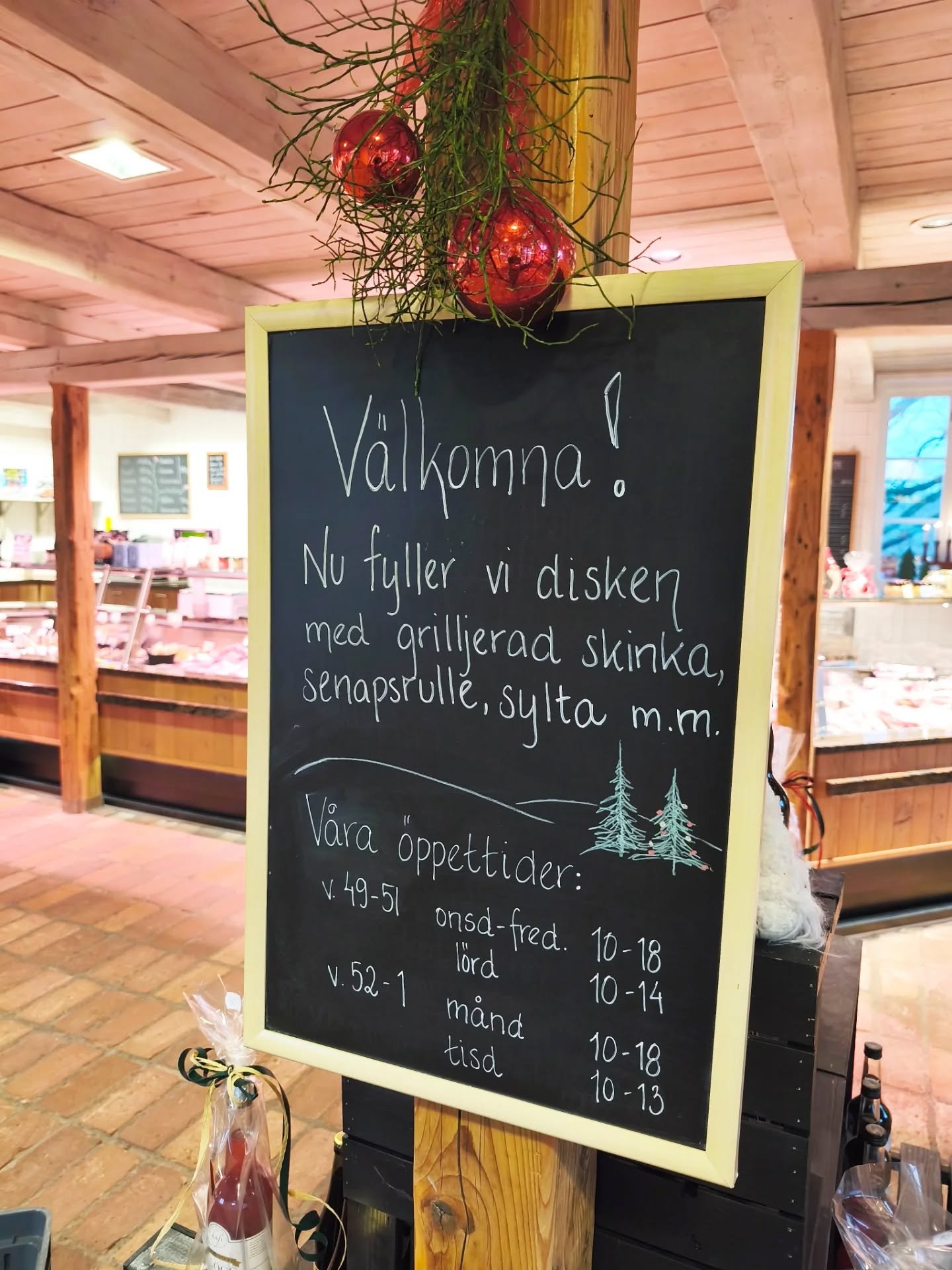 Nu &auml;r butiken laddad med godsaker till jul!🤶🏼

Vi har rimmat b&aring;de fl&auml;sk- och n&ouml;tk&ouml;tt, bakat leverpastej och kokat sylta! F&ouml;r att inte tala om hur vi fyllt kylen med prinskorv!😅👌

V&auml;lkomna till oss!

#g&aring;rd