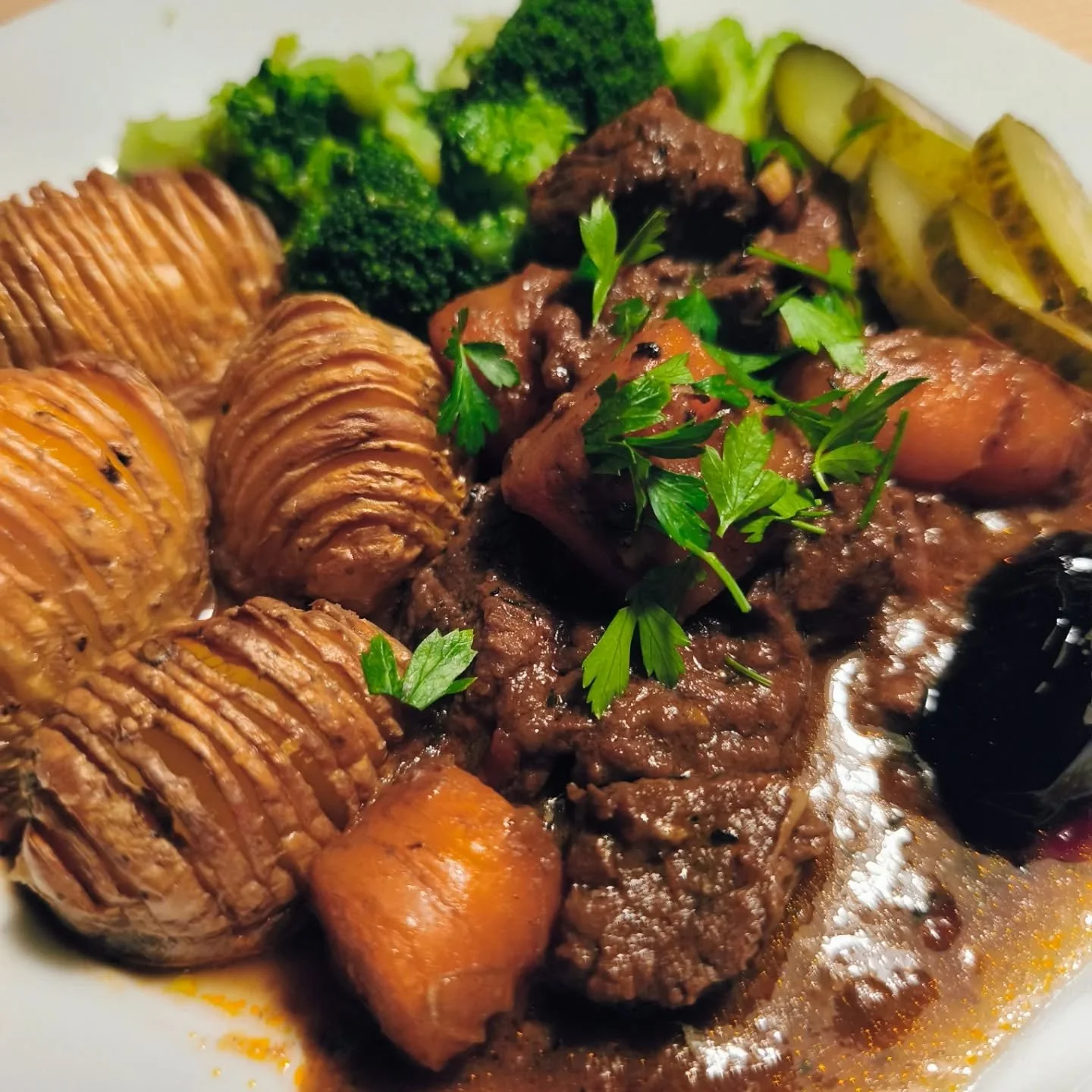 S&aring; h&auml;r mitt i julst&ouml;k kanske ni b&ouml;rjar fundera p&aring; ny&aring;rsmeny?😅😉

N&aring;gra tips fr&aring;n oss:

🎆G&ouml;r en h&auml;rlig gryta som f&aring;r puttra p&aring; spisen n&aring;gra timmar. Servera med till exempel has