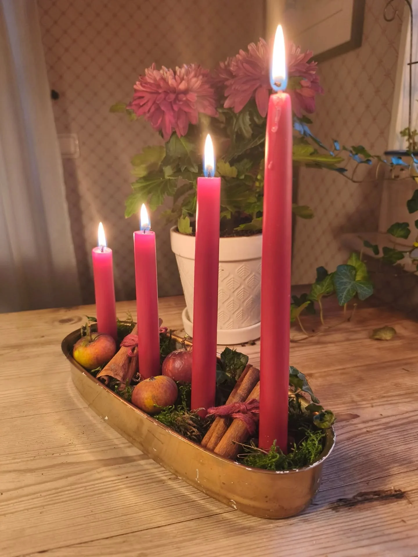 D&aring; var till slut &auml;ven det fj&auml;rde ljuset t&auml;nt.🕯️🕯️🕯️🕯️

Vi har &ouml;ppet m&aring;ndag 22/12 kl. 10 -18 och tisdag kl. 10-13 f&ouml;r de sista ink&ouml;pen eller kanske har ni kanske n&aring;gon julklapp till att fixa?🎁

V&au