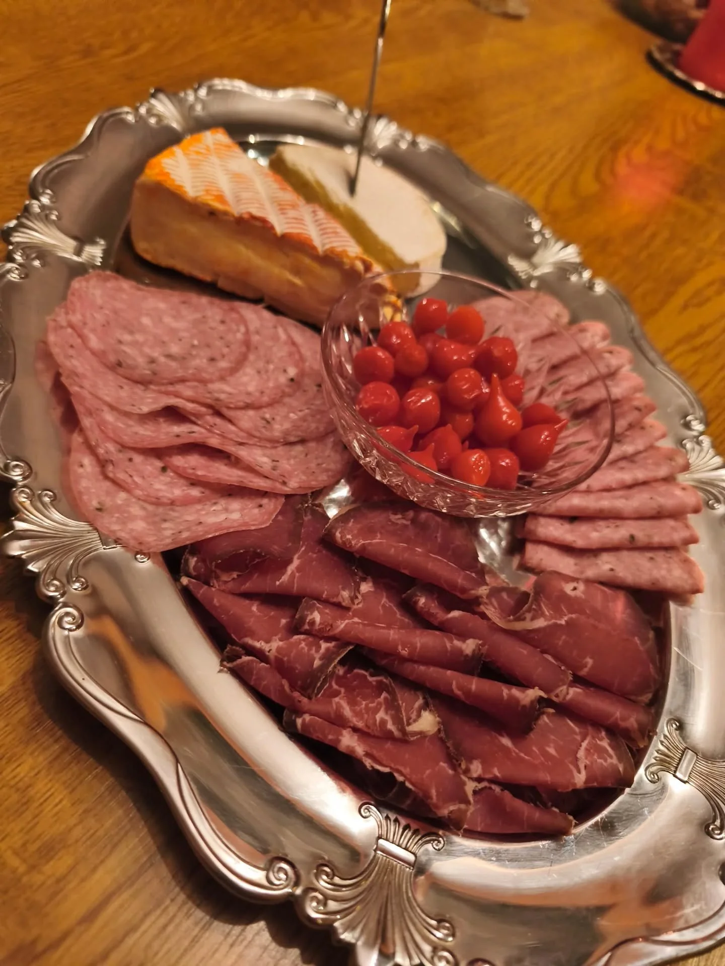 D&aring; var det l&ouml;rdag igen! 🤩

Kanske &auml;r ni sugna p&aring; lite chark- och ostbricka idag? V&auml;lkomna in till oss f&ouml;r att v&auml;lja fr&aring;n flera goda ostar i v&aring;r lilla ostavdelning, olika salamis och lufttorkat i chark