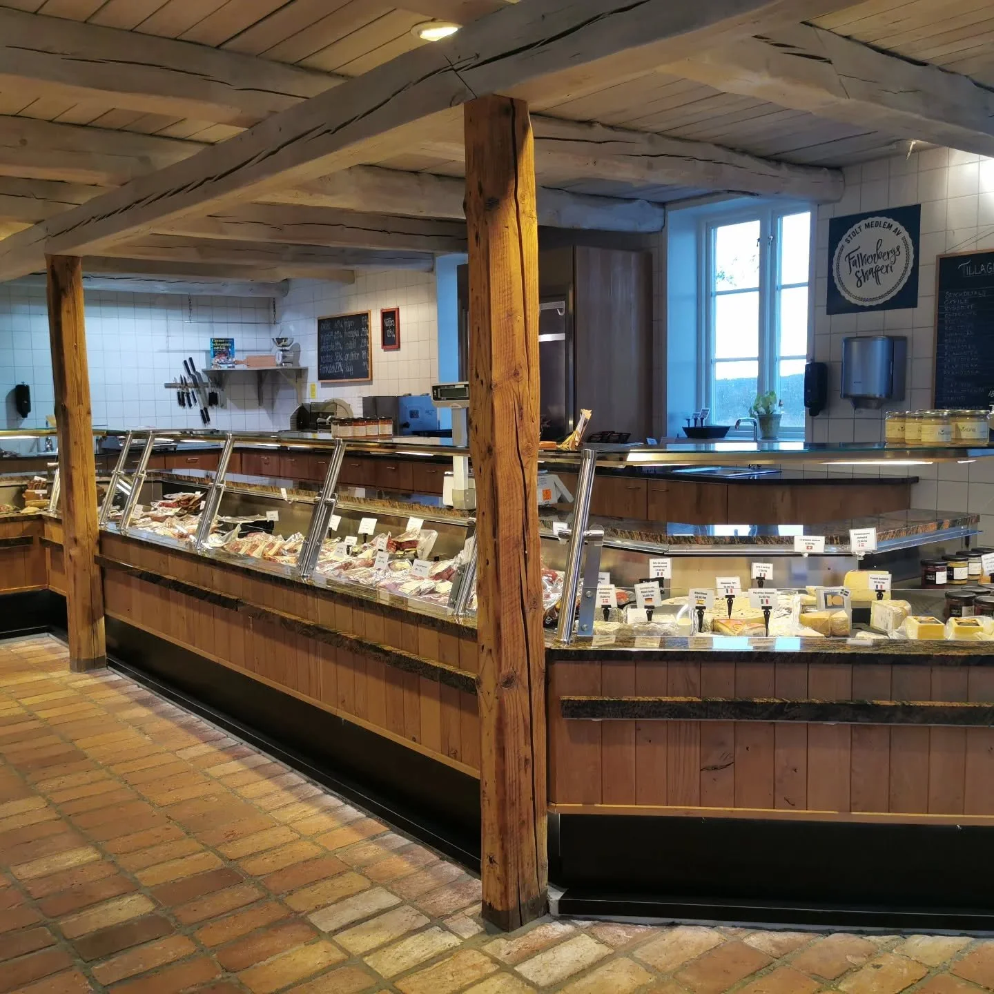 Snart &ouml;ppnar vi upp f&ouml;r dagen! &Ouml;ppet idag l&ouml;rdag kl 10 -14.

Har ni best&auml;mt vad ni ska &auml;ta i kv&auml;ll?

H&auml;r kommer ett tips som involverar v&aring;r goda svartvinb&auml;rsmarinad:

Ta t. ex. en fransyska, rostbiff