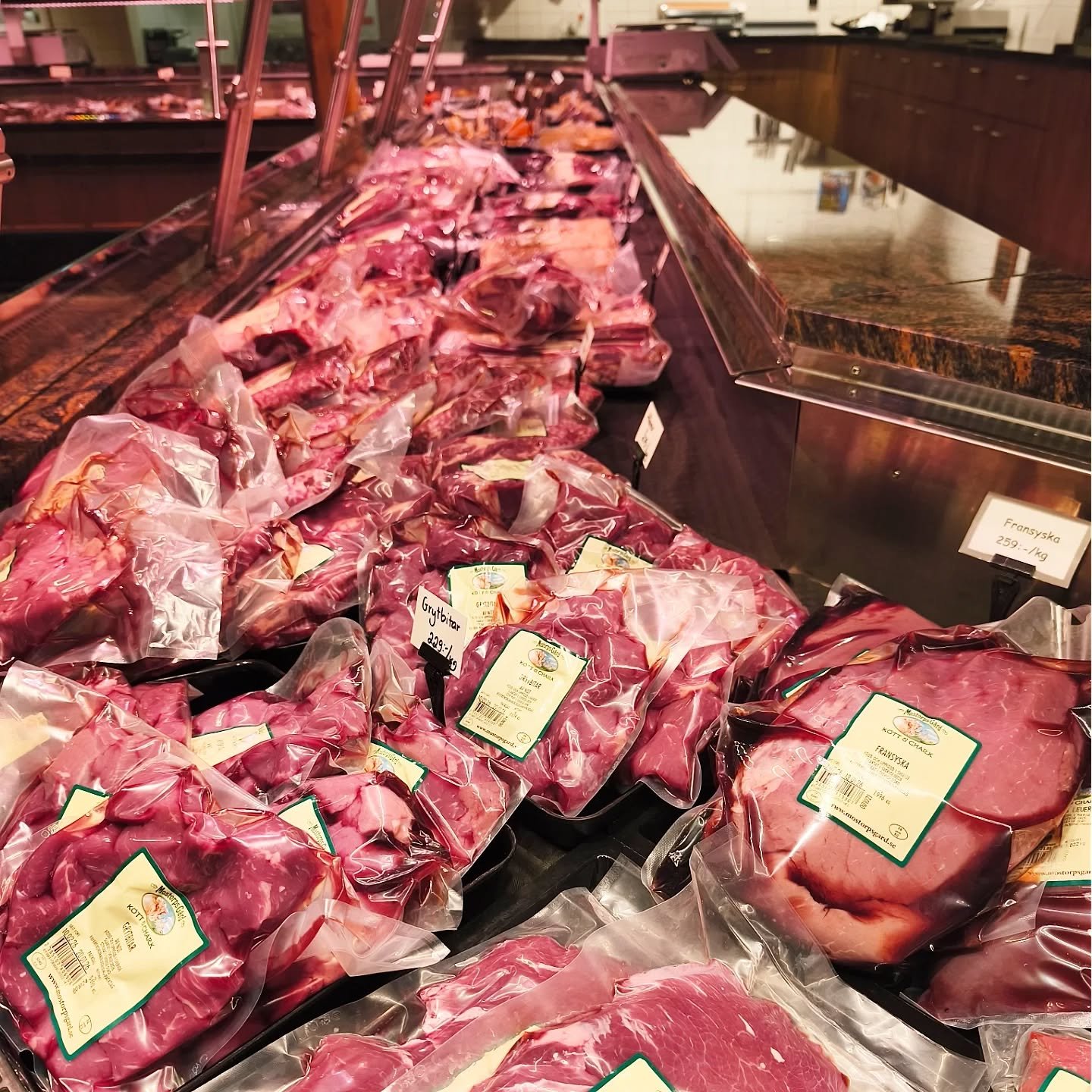 V&aring;r k&ouml;ttdisk ligger nu v&auml;lfylld inf&ouml;r helgen! 

Vi har &auml;ven preppat med lite recepttips i butiken bl. a. green taco p&aring; fransyska. Ett h&auml;rligt recept vi hittat hos @svensktkott 👌⭐ 

V&auml;lkomna in till oss! 

Vi