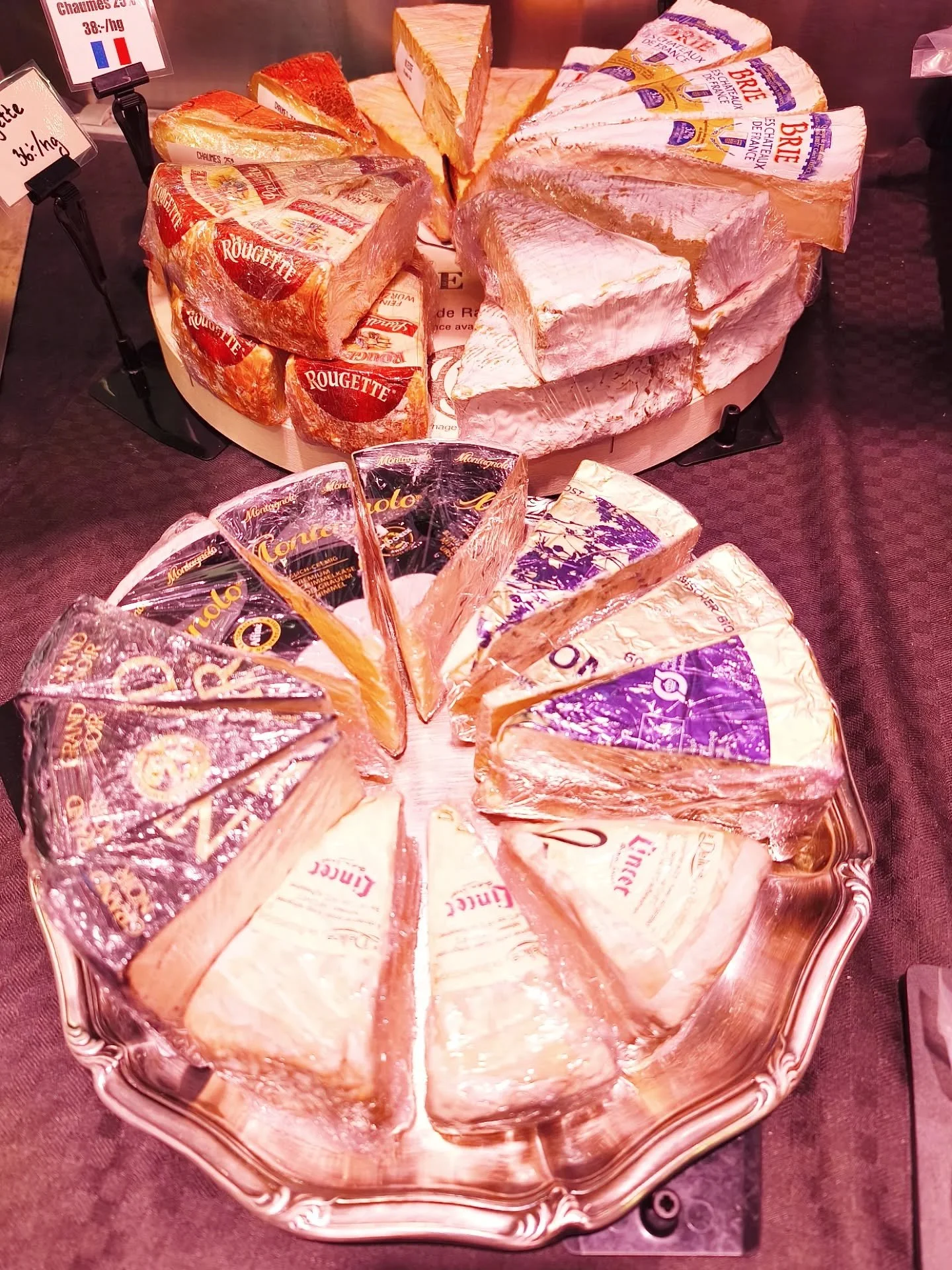 Denna vecka g&aring;r ju i k&auml;rlekens tecken ❤️ Bjud din k&auml;resta p&aring; en h&auml;rlig ostbricka. Vi har fyllt upp ordentligt i ostdisken.

V&auml;lj bland flera olika ostar, n&aring;gra av v&aring;ra favoriter &auml;r Delice  de bourgogne