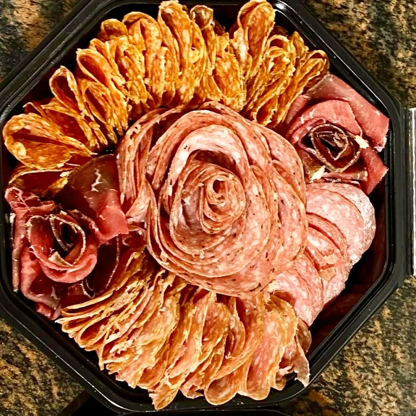 Vi har satt ihop n&aring;gra v&auml;ldigt fina och goda charktallrikar!👌 Perfekt om man har sv&aring;rt att v&auml;lja vilken av alla salami och lufttorkat man ska v&auml;lja, h&auml;r f&aring;r ni flera sorter i en.😉 Och passar ju utm&auml;rkt att