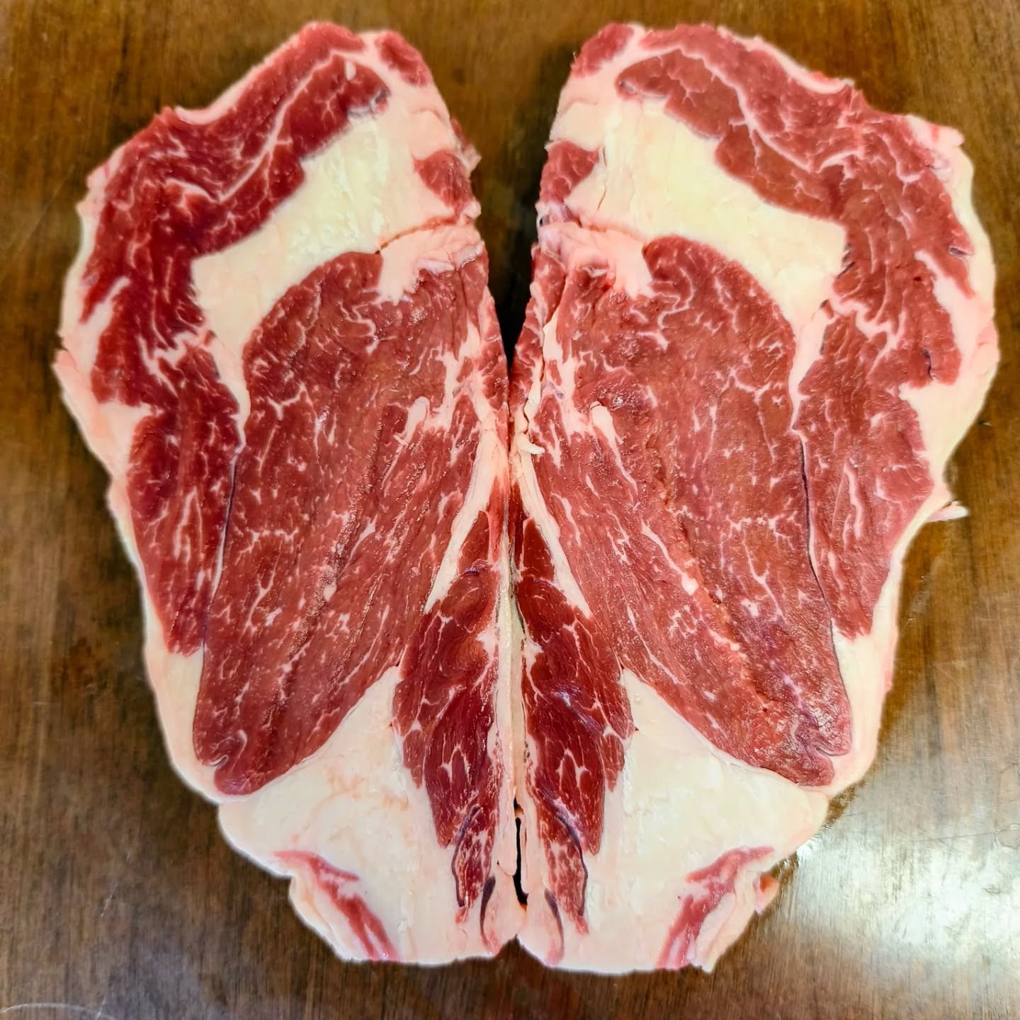 Titta s&aring; fin entrecote och ryggbiff du hittar hos oss!🤩

Ni vet v&auml;l om att allt v&aring;rt n&ouml;tk&ouml;tt &auml;r fr&aring;n v&aring;r egen g&aring;rd? 🐮

Hur steker man d&aring; b&auml;st sin entrecote/ryggbiffsskiva?

Ta fram k&ouml