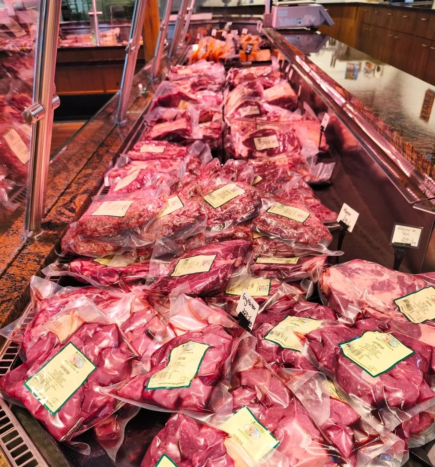 Fredag igen! Dags att &aring;ter igen fira helg.🥳 G&ouml;r en sv&auml;ng in till oss och fyll p&aring; med n&aring;got gott.

Hos oss hittar du det du beh&ouml;ver f&ouml;r en lyckad helg!😉

K&ouml;tt- och charkdisken &auml;r v&auml;l laddad f&ouml