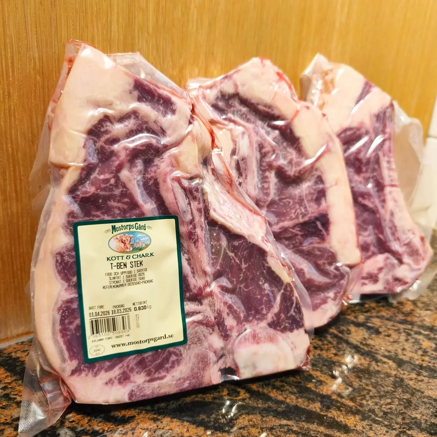 Fredag och solen skiner!🌞👌

Vi har just nu clubstek, t-ben och extram&ouml;rad ryggbiff i k&ouml;ttdisken! Lagom tjocka skivor och v&auml;l marmorerade, kan inte bli b&auml;ttre.😋 

Stek i het panna med gott om sm&ouml;r och l&aring;t g&aring; kla