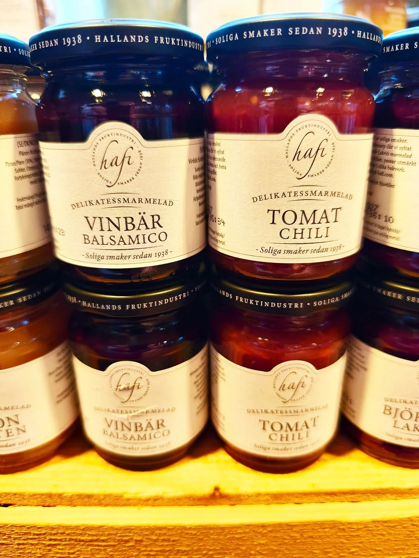 D&aring; vart det helg igen och vi har &ouml;ppet idag l&ouml;rdag kl 10 -14. 🤩

 Passar p&aring; att presentera n&aring;gra nyheter i v&aring;rt sortiment:
🍅🌶️ nya smaker p&aring; marmelader fr&aring;n @hafi_delikatess 
🍎&auml;ppelmust i 1,5 l -