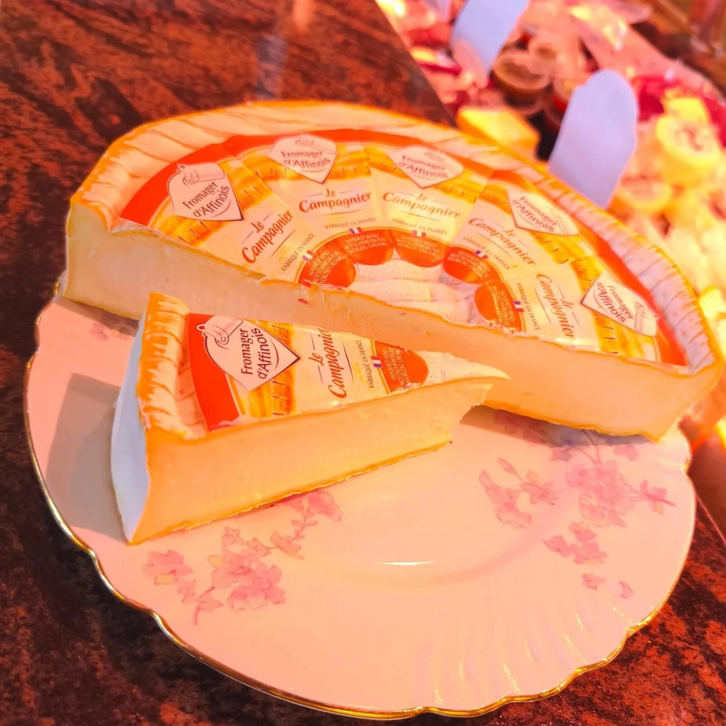 Nyhet i ostdisken! 

🧀💛Campagnier Fromager d&rsquo;Affinois
Den har en b&auml;rnstensf&auml;rgad skorpa med gr&auml;ddvitt, silkeslent inneh&aring;ll i denna f&ouml;rf&ouml;riskt gr&auml;ddiga double cream-kittost!👌

V&auml;lkomna till oss i butik