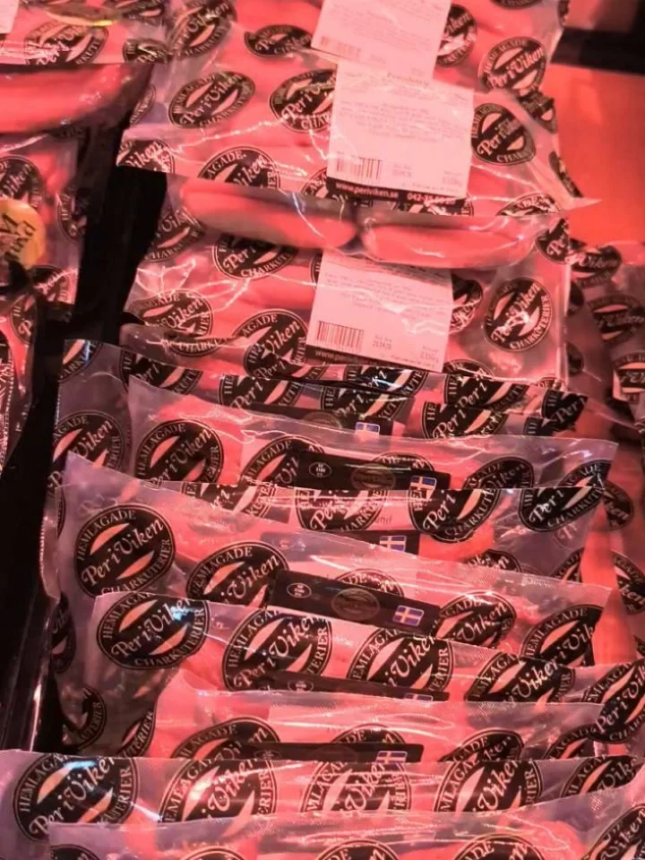 Trevlig helg! 

Idag l&ouml;rdag har vi &ouml;ppet kl 10 -14. 

Har ni f&aring;tt fram grillen?🔥 Vi har flera goda korvar fr&aring;n @periviken att v&auml;lja p&aring;! 👌

Eller kanske &auml;r ni sugna p&aring; en charkbricka - kom in och plocka ih