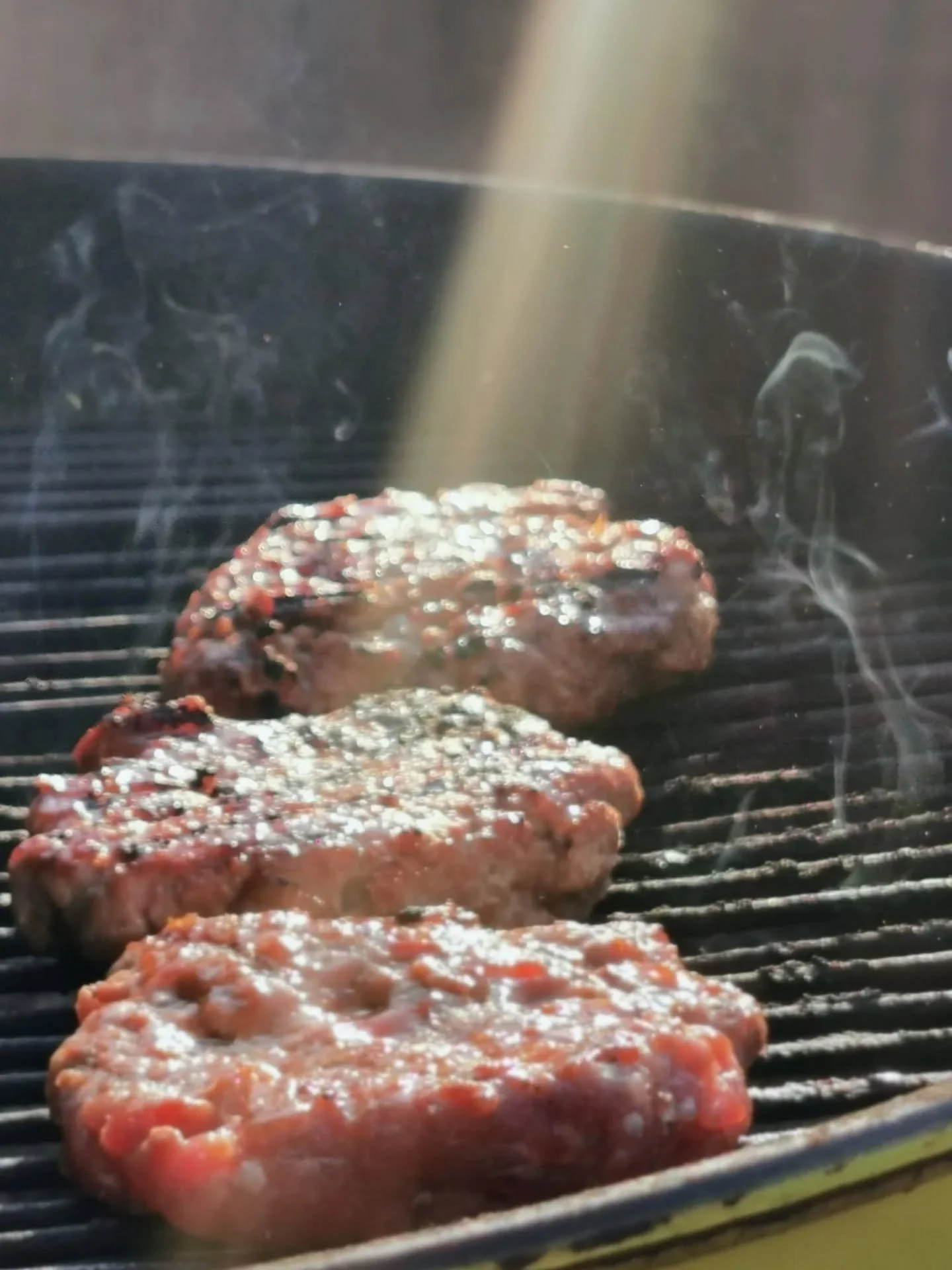 Lite grilltips till helgen:

K&ouml;p hem v&aring;ra frysta burgare eller g&ouml;r egna p&aring; v&aring;r f&auml;rs! V&auml;lj ett gott br&ouml;d och l&auml;gg p&aring; favorittillbeh&ouml;ren👌 vi har en r&ouml;kt cheddar i ostdisken som passar utm