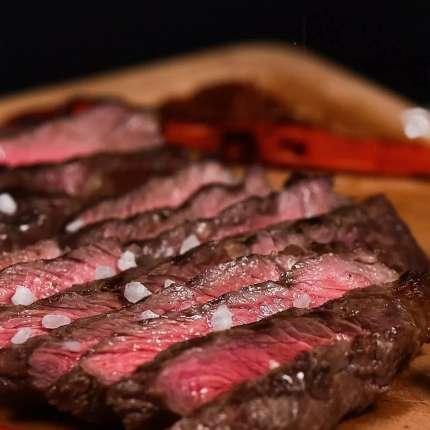 Inf&ouml;r helgen vill vi presentera en riktigt trevlig detalj som vi har relativt gott om i disken just nu:

Skirt steak 🌟

Denna detalj &auml;r en tunn muskel nedanf&ouml;r
revbenen. N&auml;r ni f&aring;r hem den och &ouml;ppnar upp paketet s&arin
