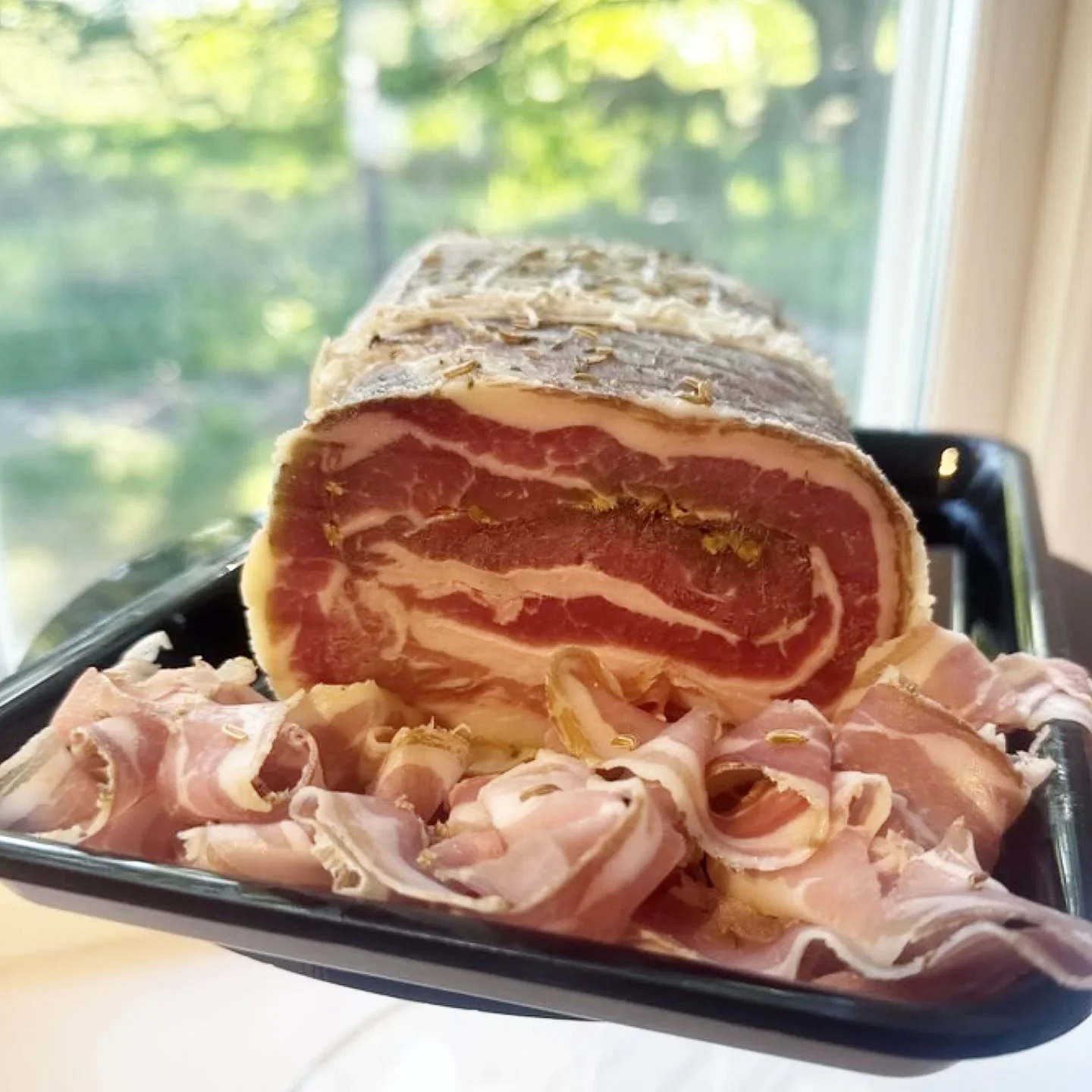 H&auml;rligt nyhet i v&aring;r charkdisk!🌟Pancetta🌟

Vi har rullat fl&auml;sksidor tillsammans med kryddor. L&aring;tit pressas i vacp&aring;se n&aring;gra veckor och sedan lufttorkat i ca 2 m&aring;nader👌👌

Finns med tv&aring; smaker: f&auml;nk&