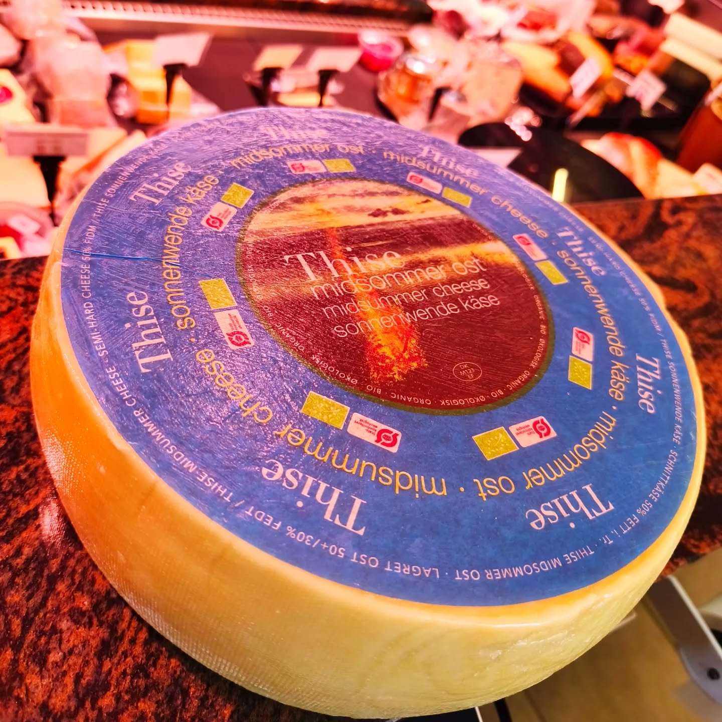 I senaste leveransen av ost k&ouml;pte vi in lite nyheter f&ouml;r s&auml;songen! 🌞

🧀Thise Midsommarost &auml;r producerad p&aring; den tiden om &aring;ret d&aring; dagarna &auml;r l&auml;ngst och n&auml;tterna kortast, allts&aring; 14 dagar f&oum
