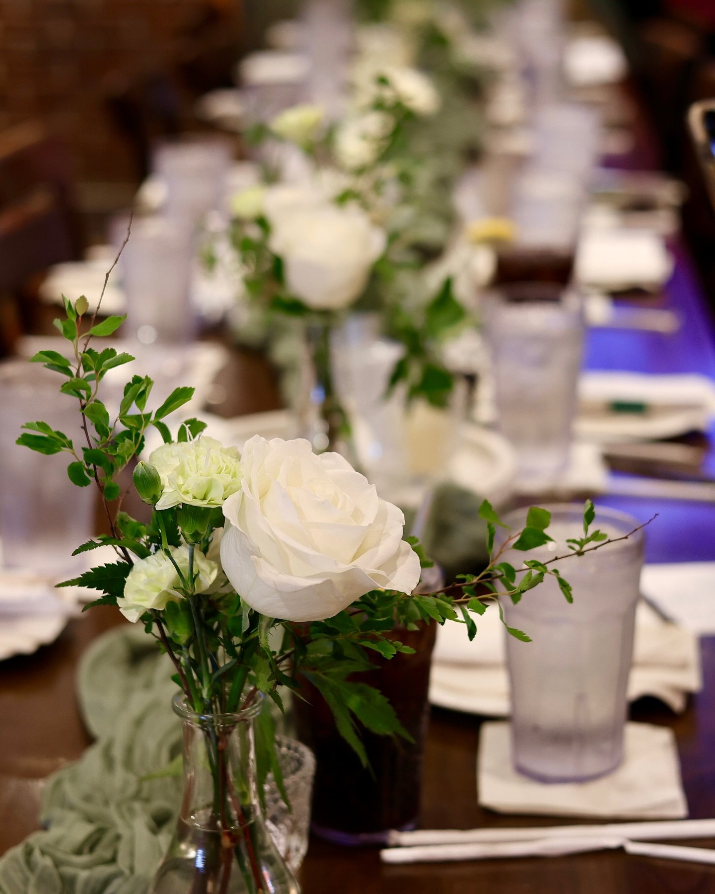 Bud Vases at Buddy&rsquo;s for L &amp; A &amp; incoming Babaaay 🍼💙🐣🩵👶🍕

#babyshower #babyshowerflowers #eventfloral #eventflorist #floralarrangements #flowerarrangements #floraldesign #budvases #michiganflorist #detroitflorist
