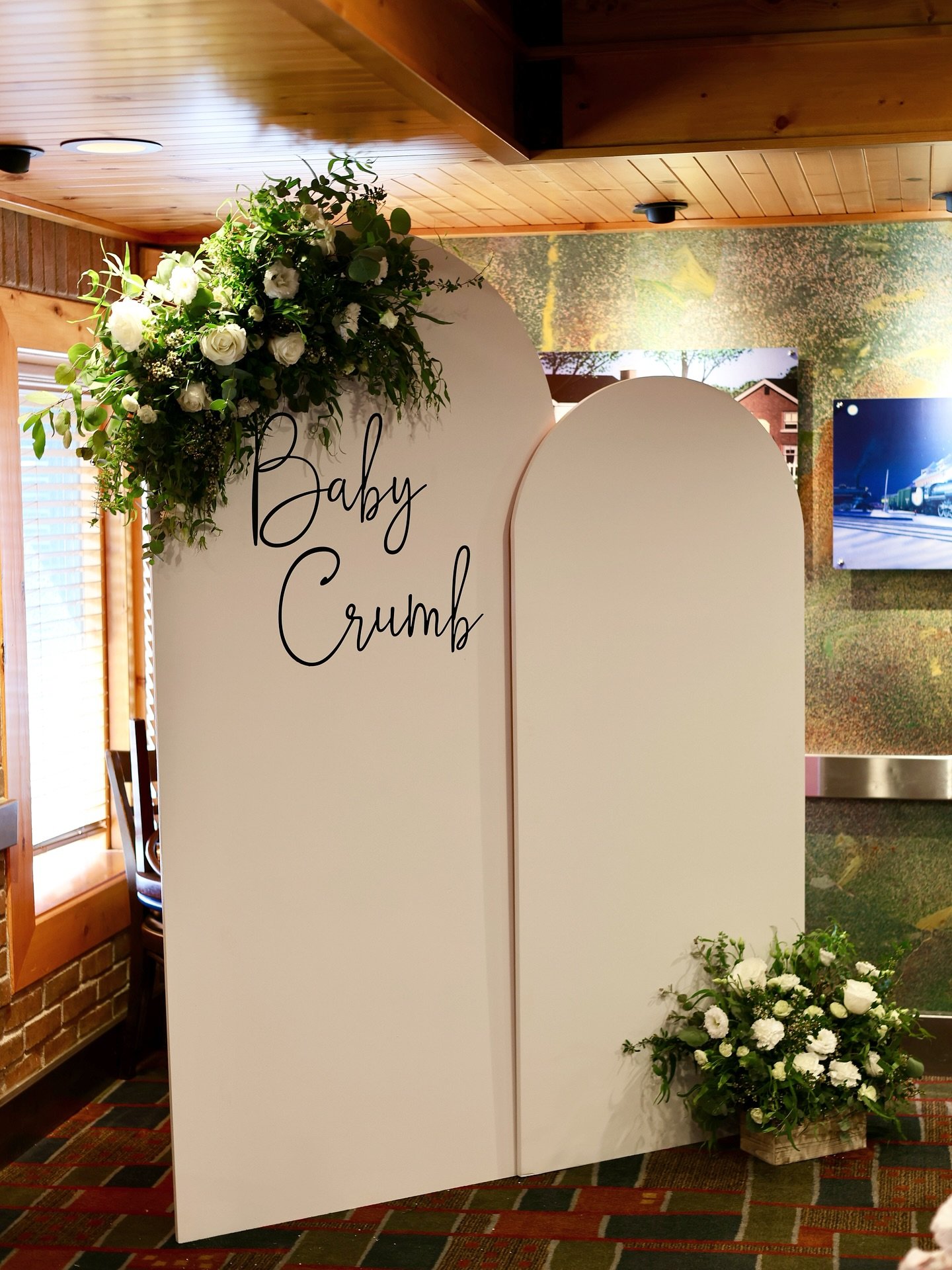 A sweet backdrop moment for baby Crumb 🍼🌿🤍 

#babyshower #babyshowerflowers #eventflorals #eventflorist #michiganflorist #summerflowers