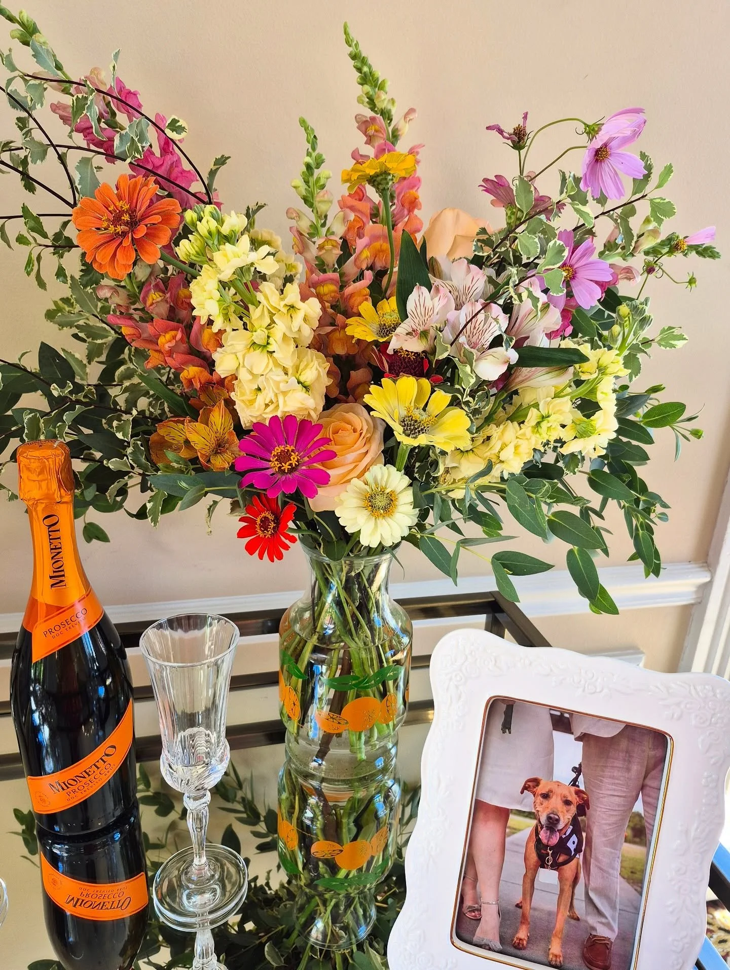 🥂🍾🍊✨ Love at First Spritz ✨🍊🍾🥂

All the citrus fun for @genjade bridal shower! 🧡💛💖

Some punchy neon orangey pink roses and snapdragons, local zinnias and cosmos (thanks to the best neighbors&rsquo; Mack/Burns Bardez Open Garden 🪴), and fre