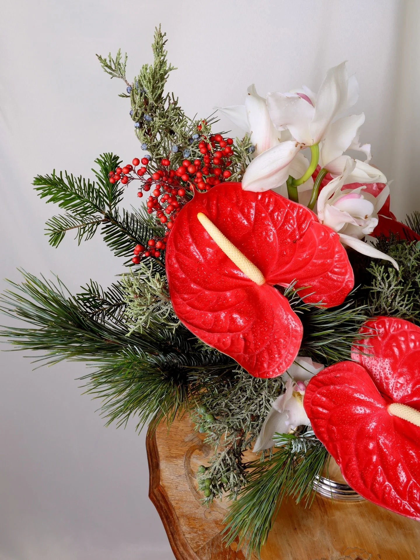 A holiday favorite ❣️🫐🌿❄️ reds and whites and greens and chrome 🛸