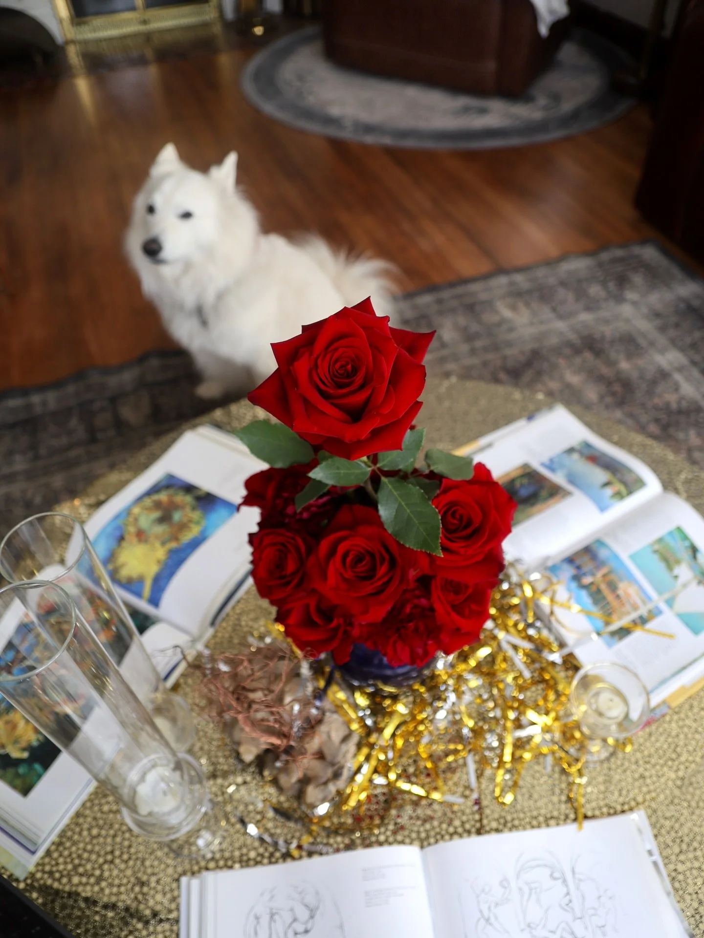 The cutest photobombs I&rsquo;ve ever seen ❤️🥹🐾 perfect rose and perfect pups! More red roses hitting the feed soon, stay tuned for Valentine&rsquo;s offerings!! 
.
.
.
.
.
#flowers #rosearrangement #michiganflorist #michiganflowers #detroitflorist