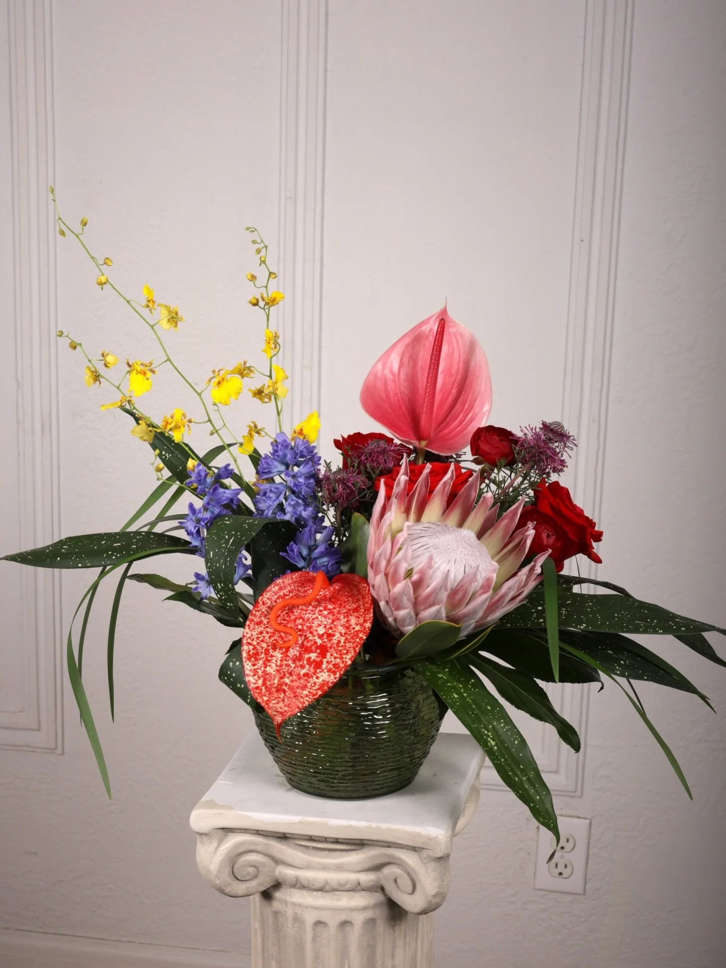 Bringing vibrant spring blooms and tropicals straight to your doorstep 🌸🌷🌼 such a fun delivery arrangement from last week! 🌈 graffiti anthuriums have my whole heart right now! ❤️&zwj;🔥

#springflowers #floraldesign #anthurium #michiganflorist #e
