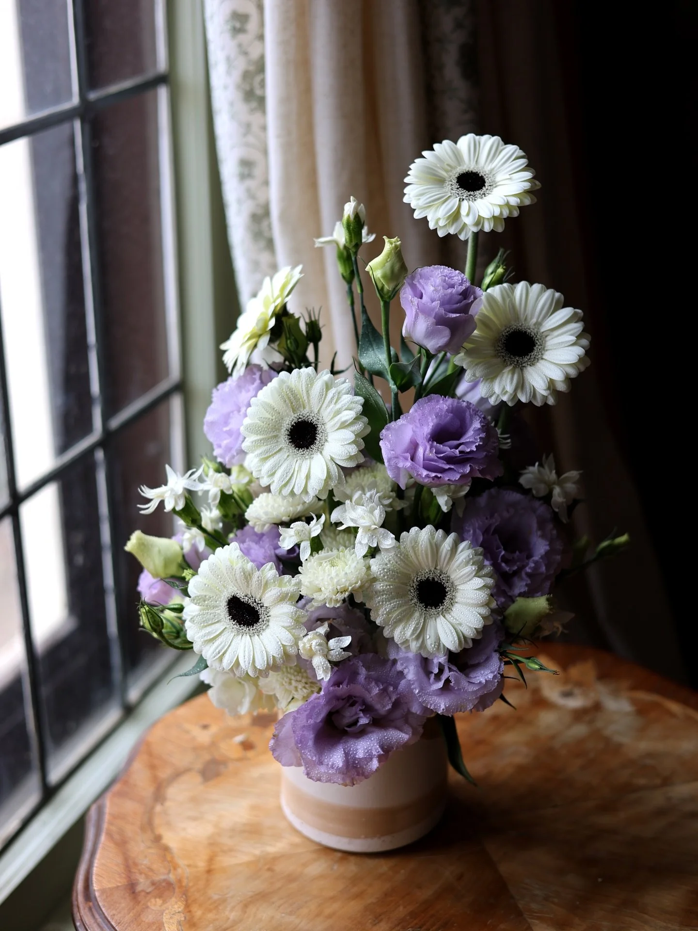 These gerbera daisies remind me of snowflakes ❄️ some snow star carnations in there too ☃️ stay warm out there Detroit! 

#flowerarranging #homedecor #detroitflorist #michiganflorist
