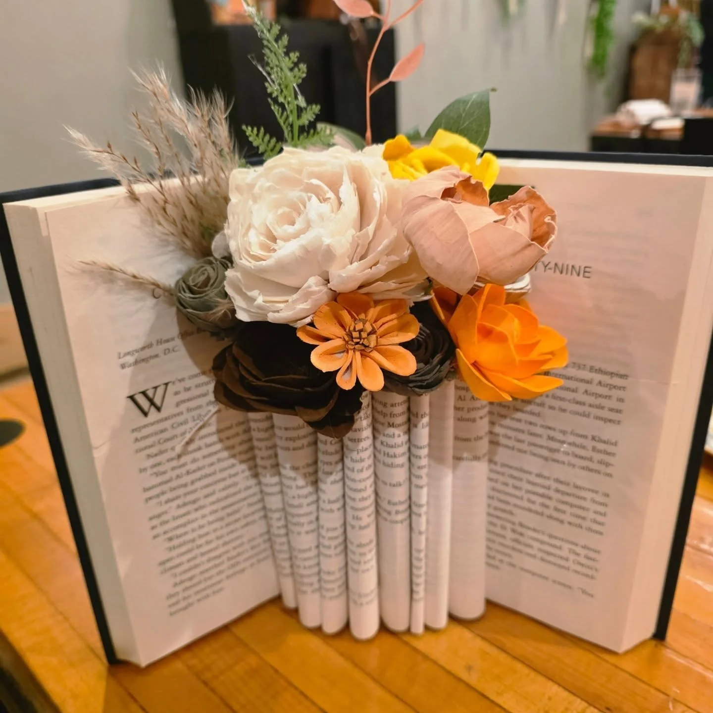 What a fantastic night last night! 
We had our class at @unhitchedbrew
We had a great group of ladies, in a fun space (im sharing a video I took of it next!) Everyone made such beautiful book bouquets! Scroll through to look at them all 🥰 

Thank yo