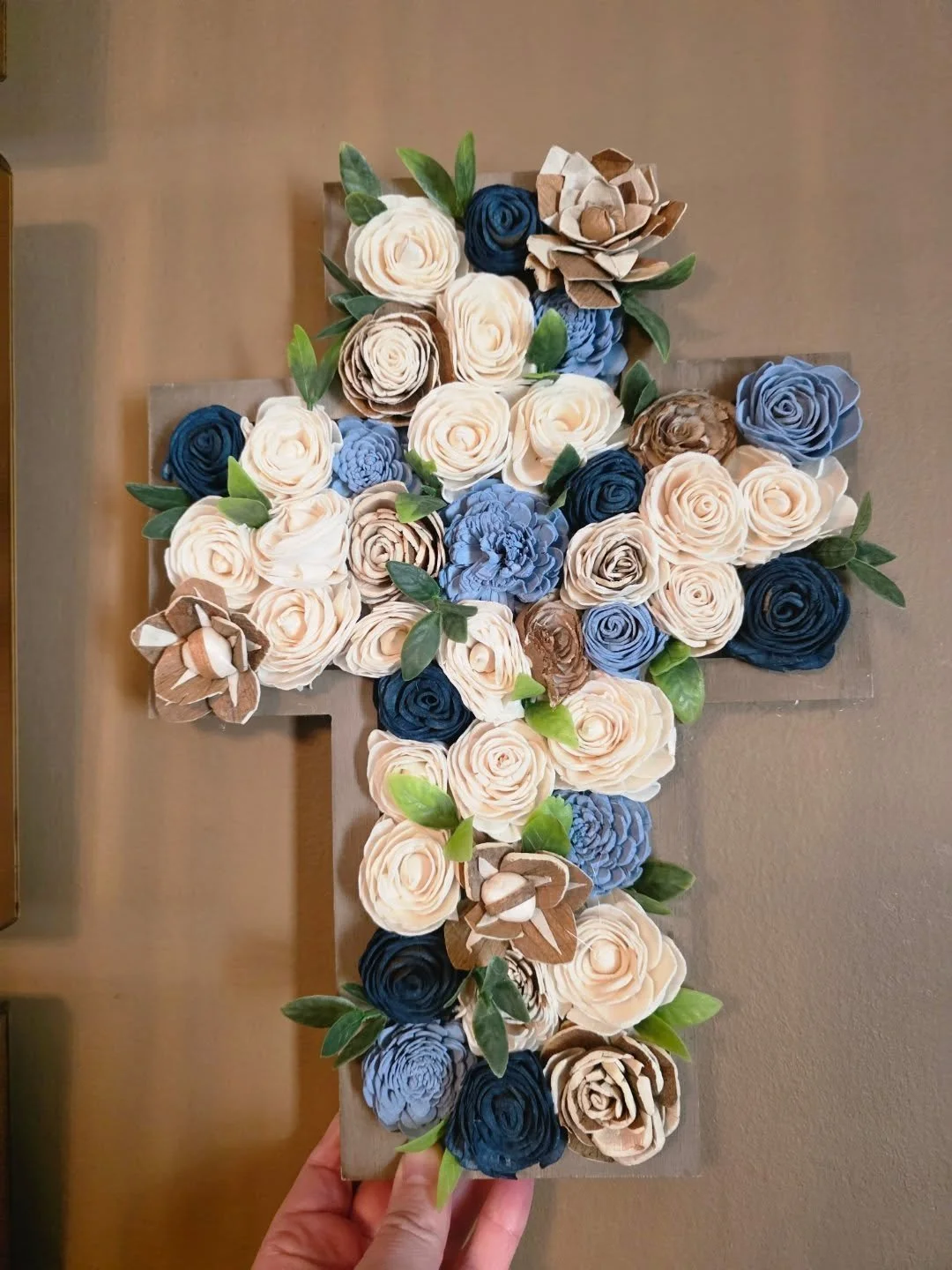 Remember the giveaway prize of a custom wooden wood flower cross? 

Here it is 🥰 What do you think?