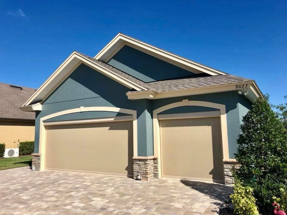 Motorized Screens vs Traditional Screens: Which Is Right for Your Central Florida Home?