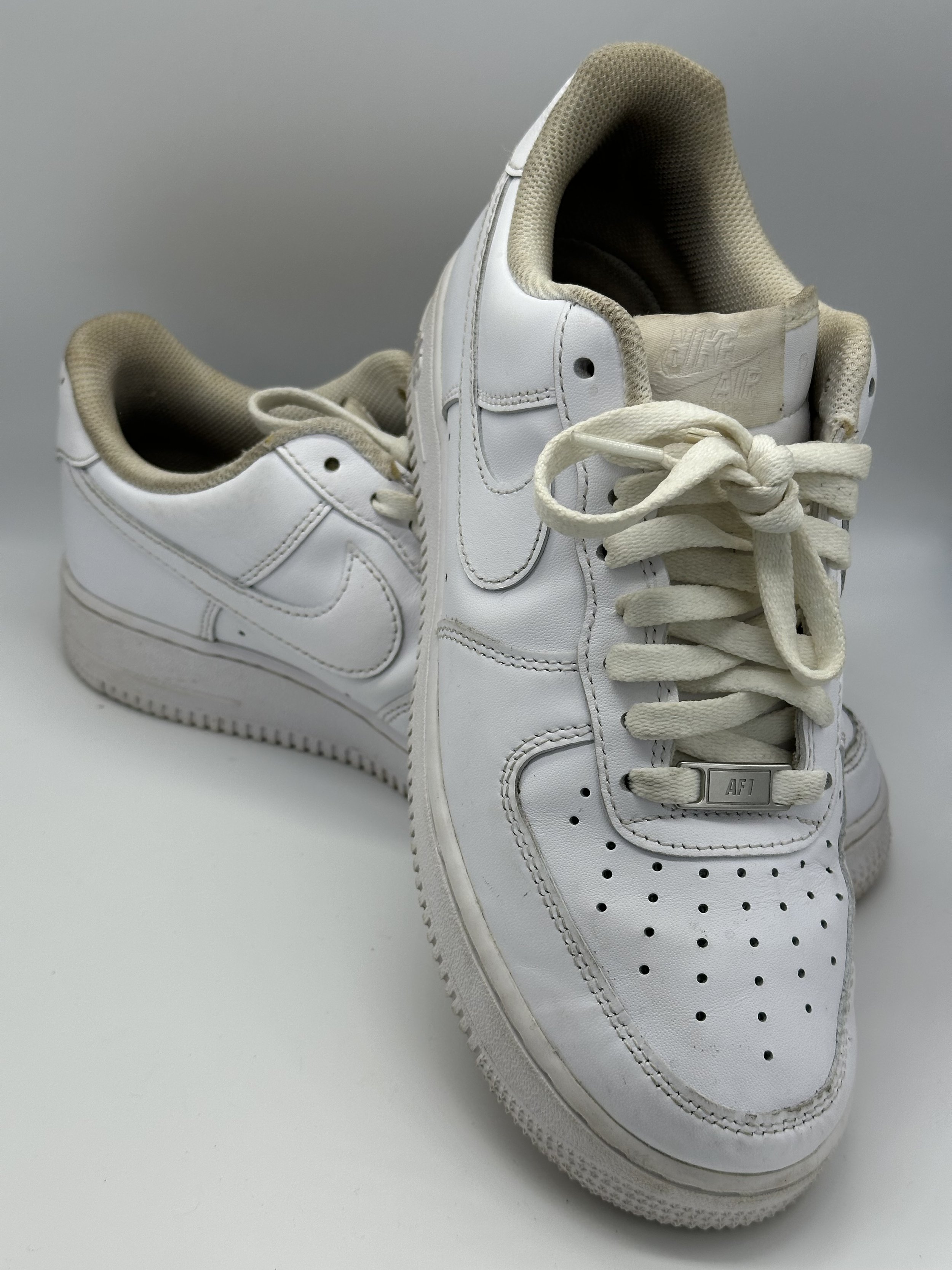 Men’s white AF1 size 8 sneakers