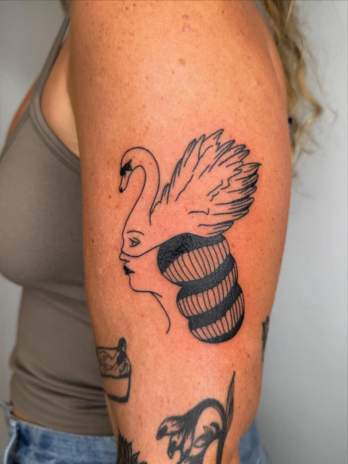 Swan lady from my flash 🙂&zwj;↕️
.
.
.
.
#losangelestattoo #losangelestattooartist #latattoo #latattooartist #sandiegotattooartist #sandiegotattoo #swantattoo #vintagetattoo #blackworktattoo
