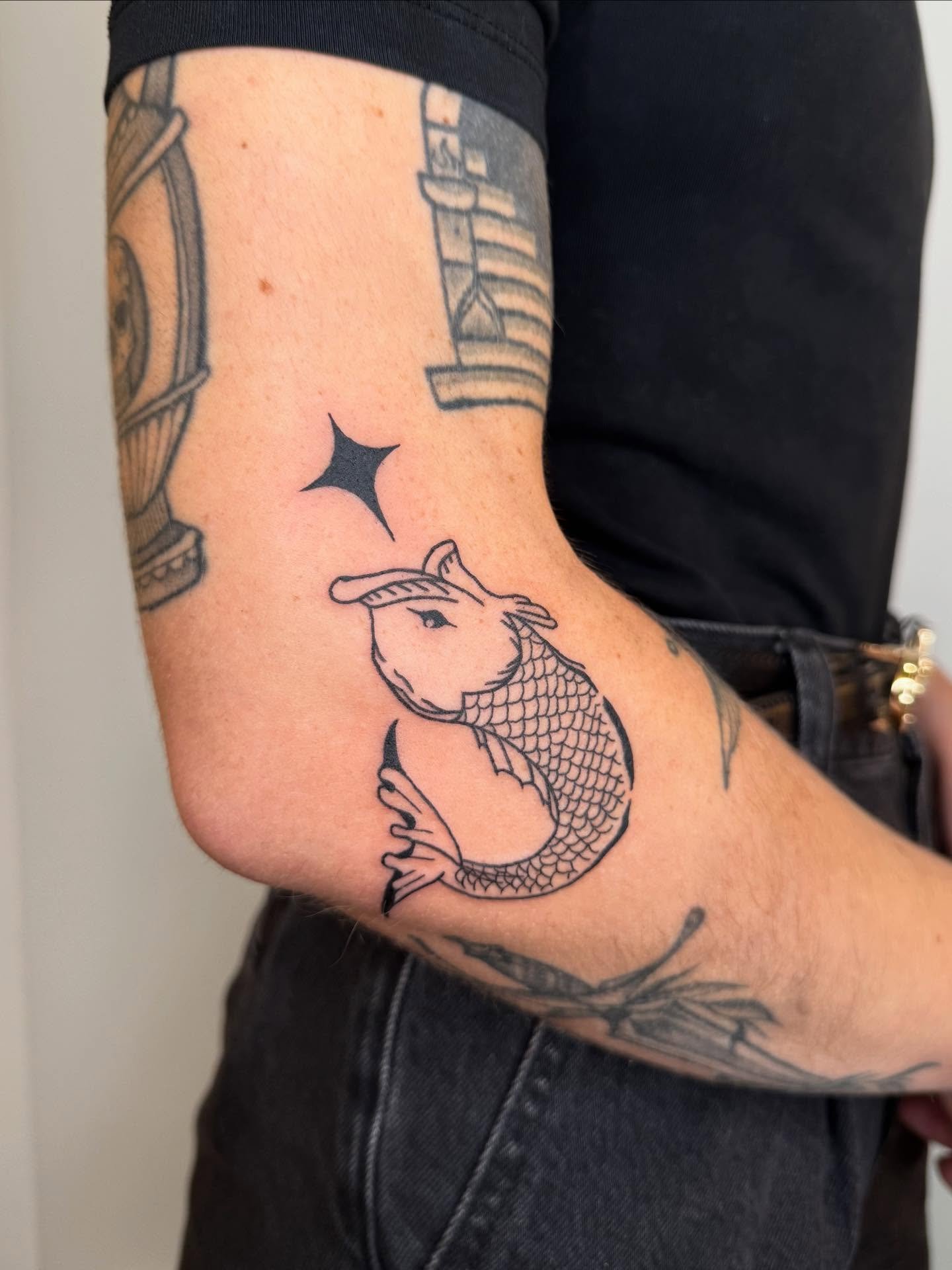 A perfect lil gap filler from my flash 🐟✨
.
.
.
.
#losangelestattoo #losangelestattooartist #latattoo #latattooartist #fishtattoo