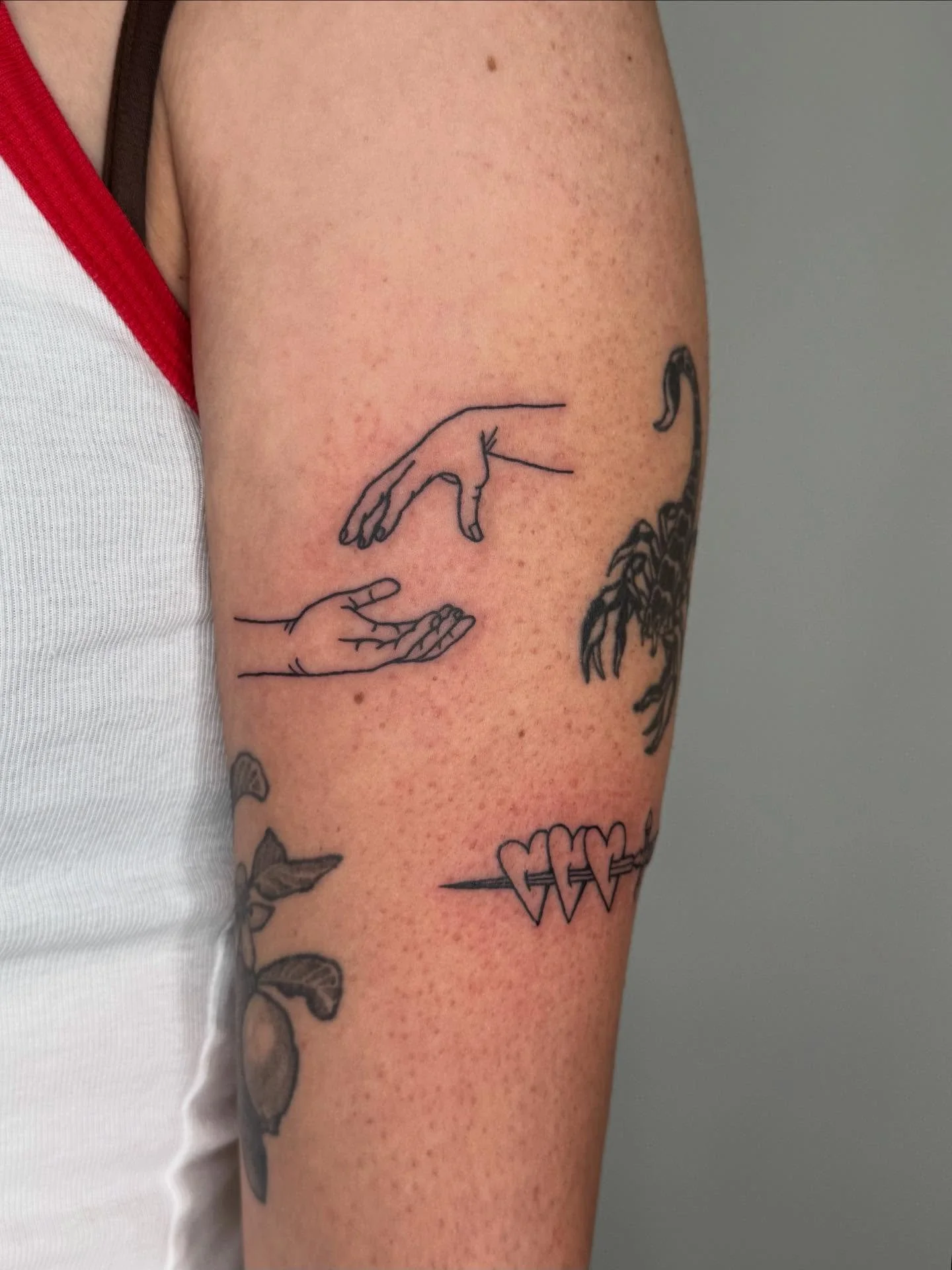 Lil flash bits and bobs 🏡🗡️💕✋🏼
.
.
.
.
#flashtattoos #latattooartist #latattoo #tattoosforgirls #finelinetattoo