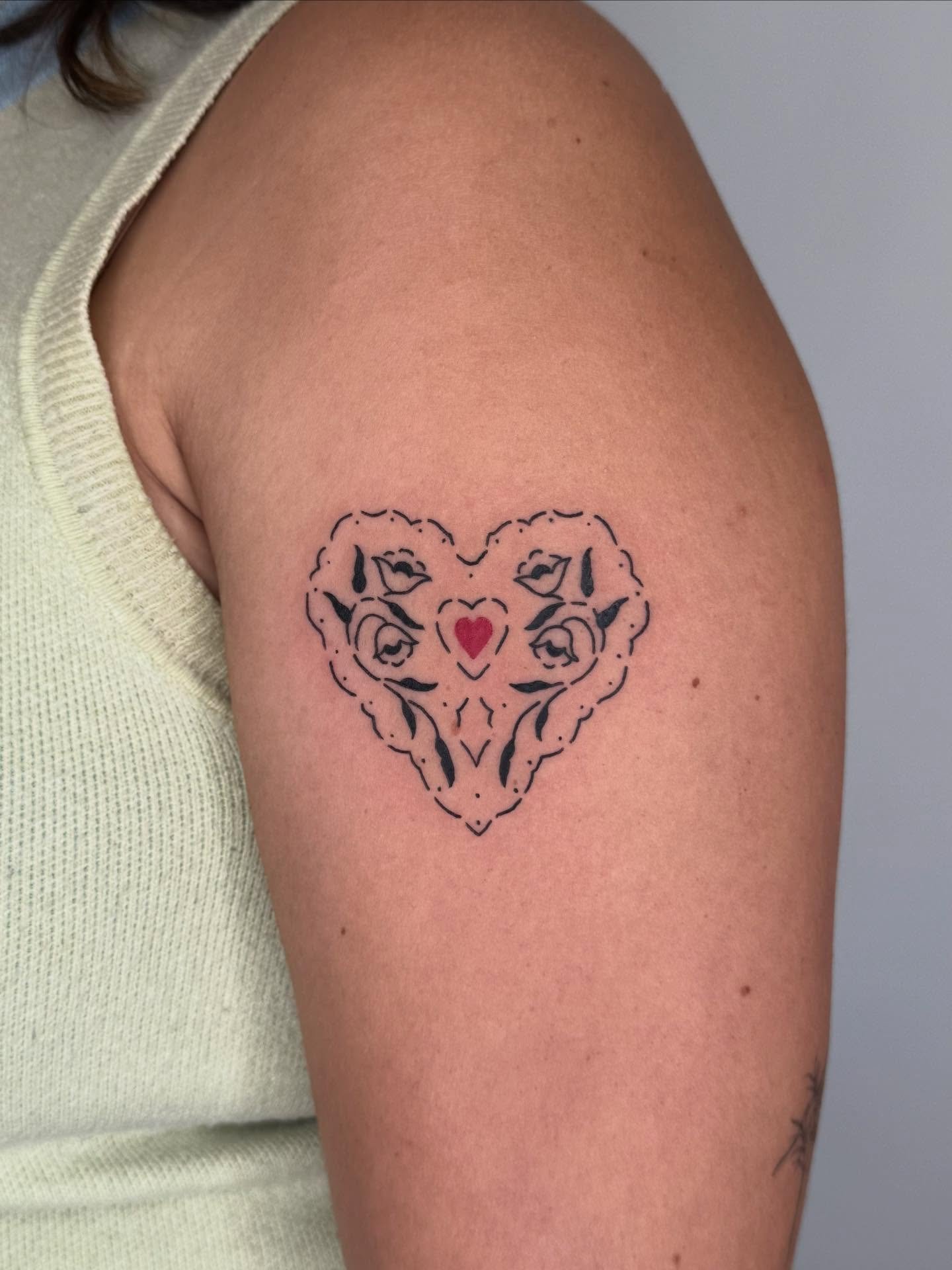 I be out here tatting sick ass flash on my sick ass clients 🤝 you could be this cool too!!!!!!!