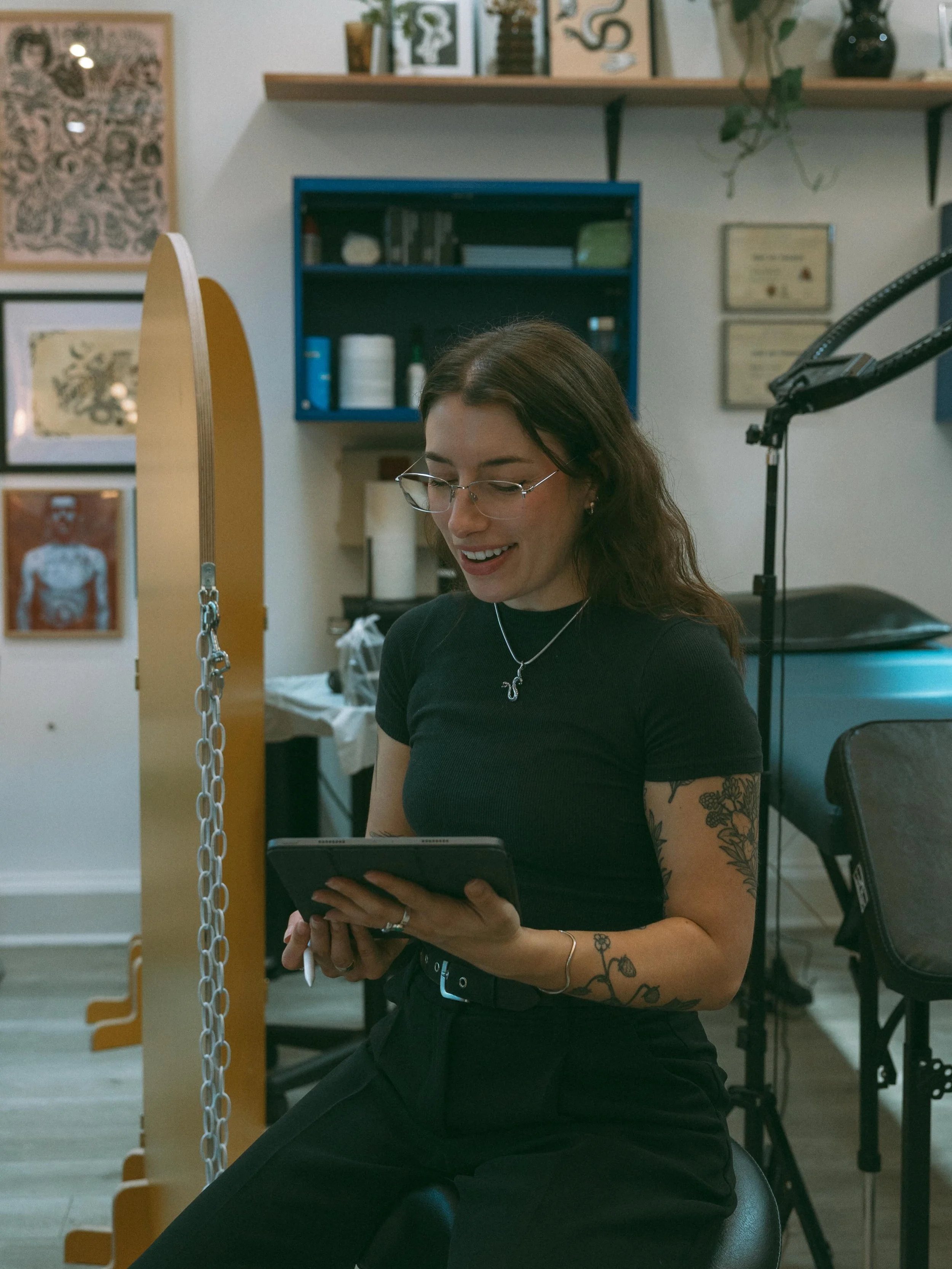 Some action shots by @shotbykinga 🫧 last pic is my reaction when you say you love your new tattoo :&rsquo;)