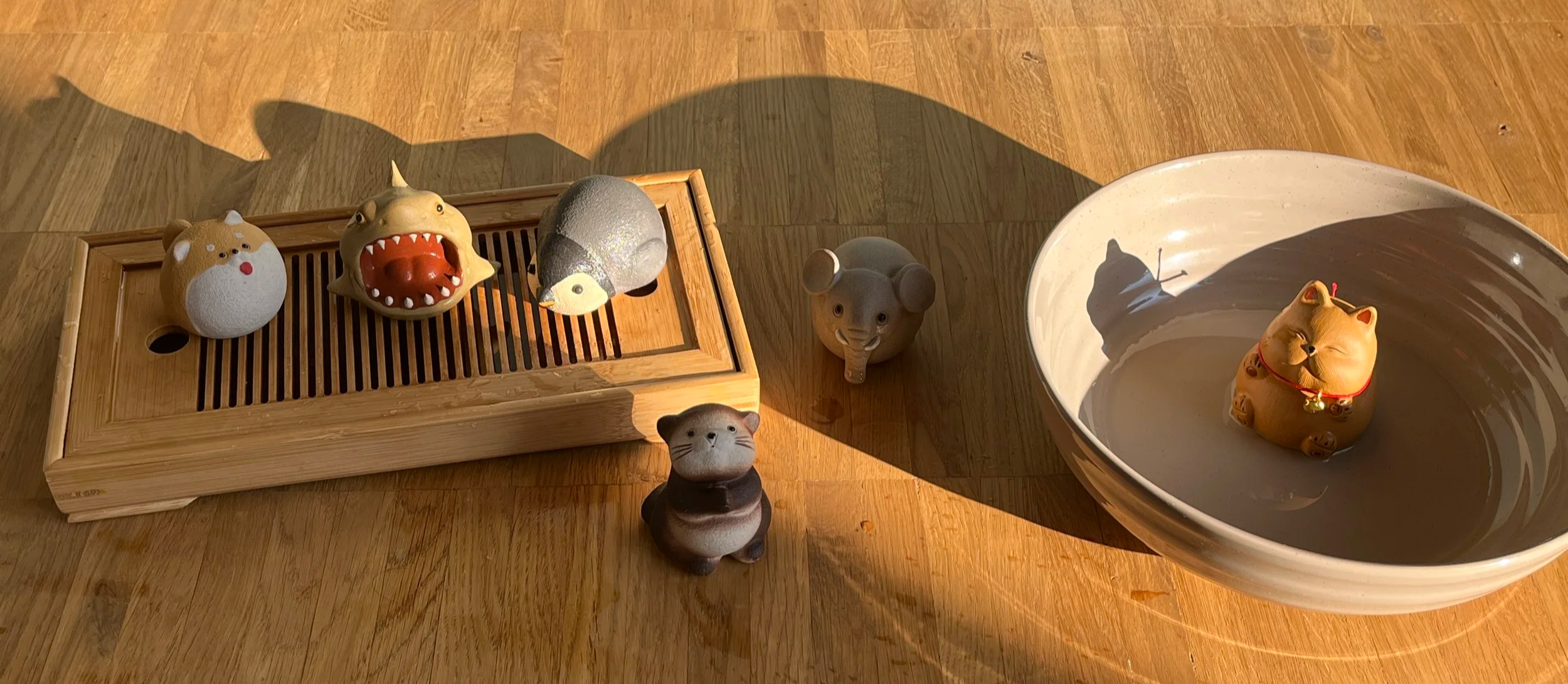 Verschiedene Tierfiguren stehen auf einem Teetablett