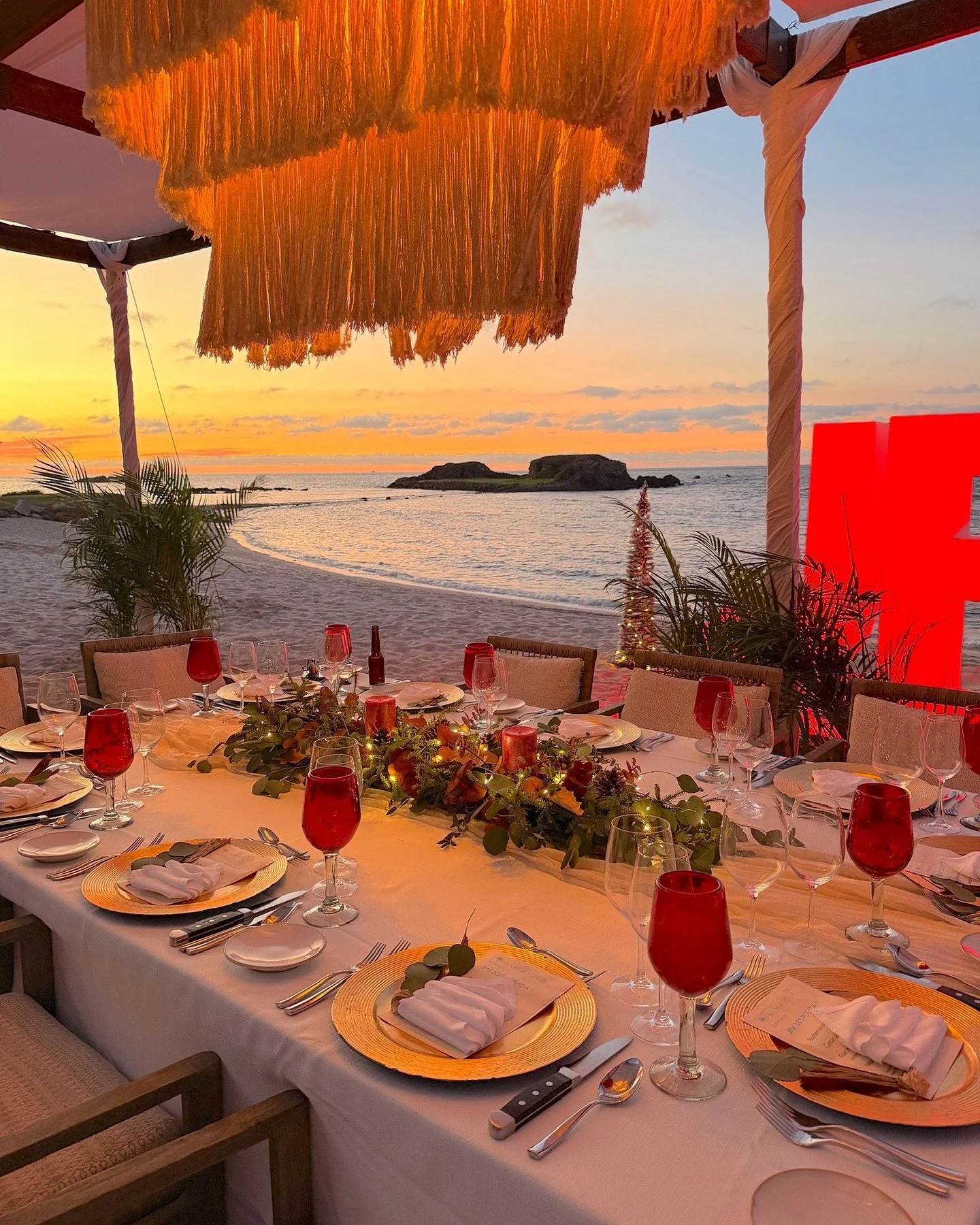 Best posada ever! ⛳️✨
Spent an incredible evening with the people who make work feel like family. We celebrated our posada at the most stunning house in Palmasola&mdash;right in front of the famous Island Green, &ldquo;The Tale of the Whale.&rdquo;

