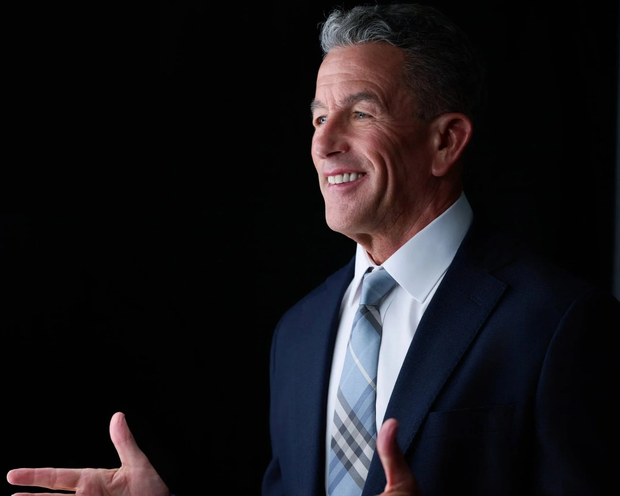 BusinessmaninbluesuitLinkedinbannerimage