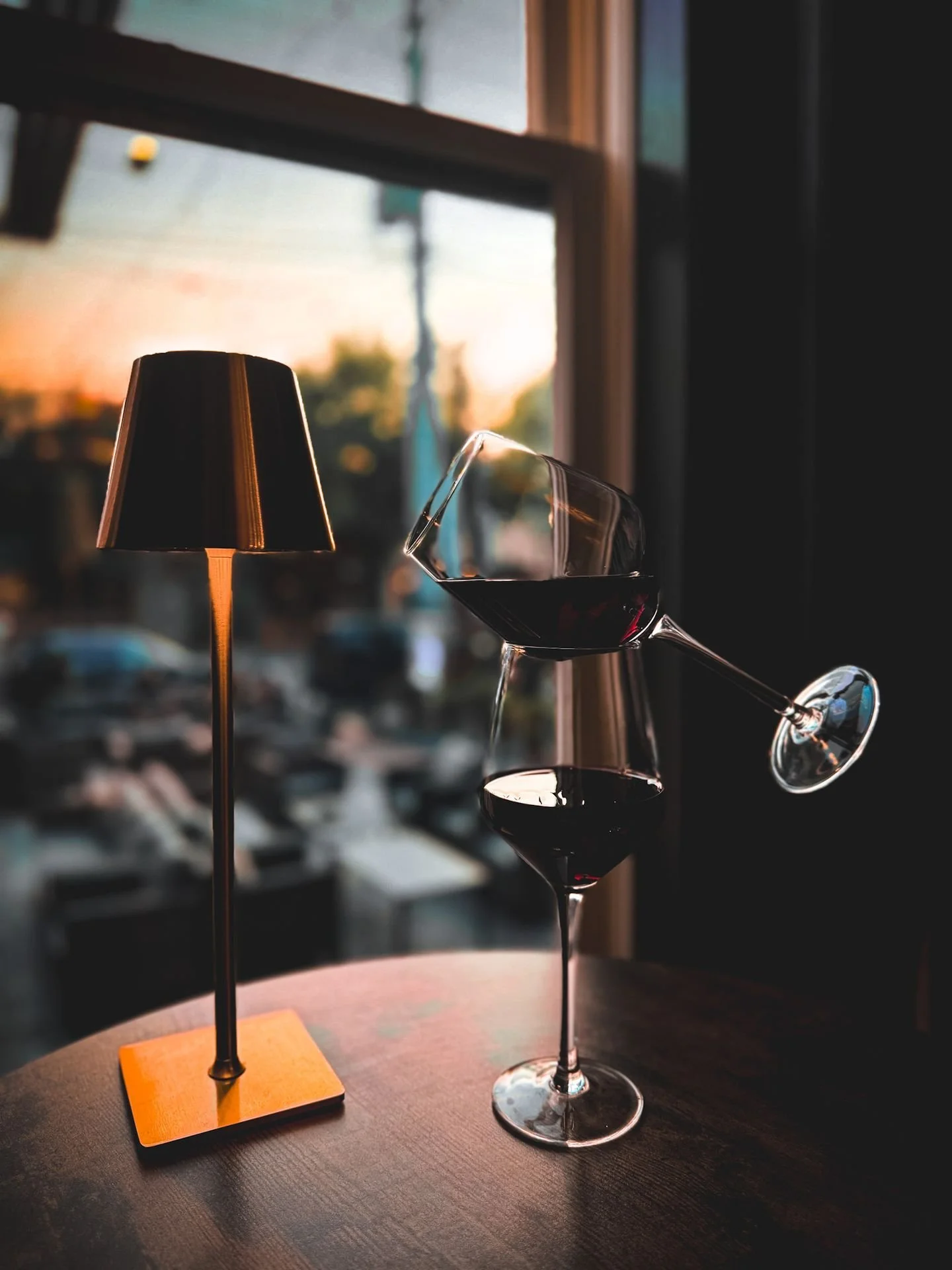 Two things we love: golden hour and enjoying a relaxing wine Wednesday at The Louisville Cigar Company.
.
.
.

#luminarycollective #winewednesday #winecontent #thelouisvillecigarcompany #socialmediaagency #drinkcontent