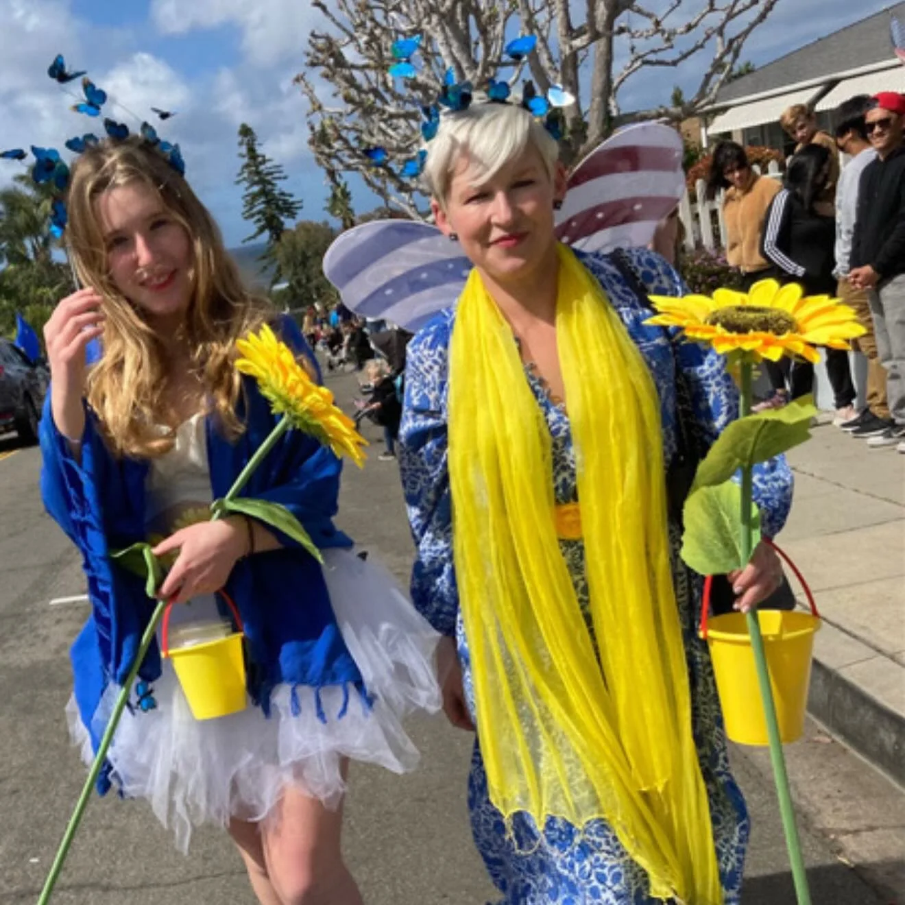 Join us today for the Annual Patriot&rsquo;s Day Parade!! Celebrating America 250 🇺🇸 Scenes from past years.❣️ The parade starts at 11am, but road closures will begin at 9am.

Details from @lagunabeachgov: Street closures will be in effect in the d