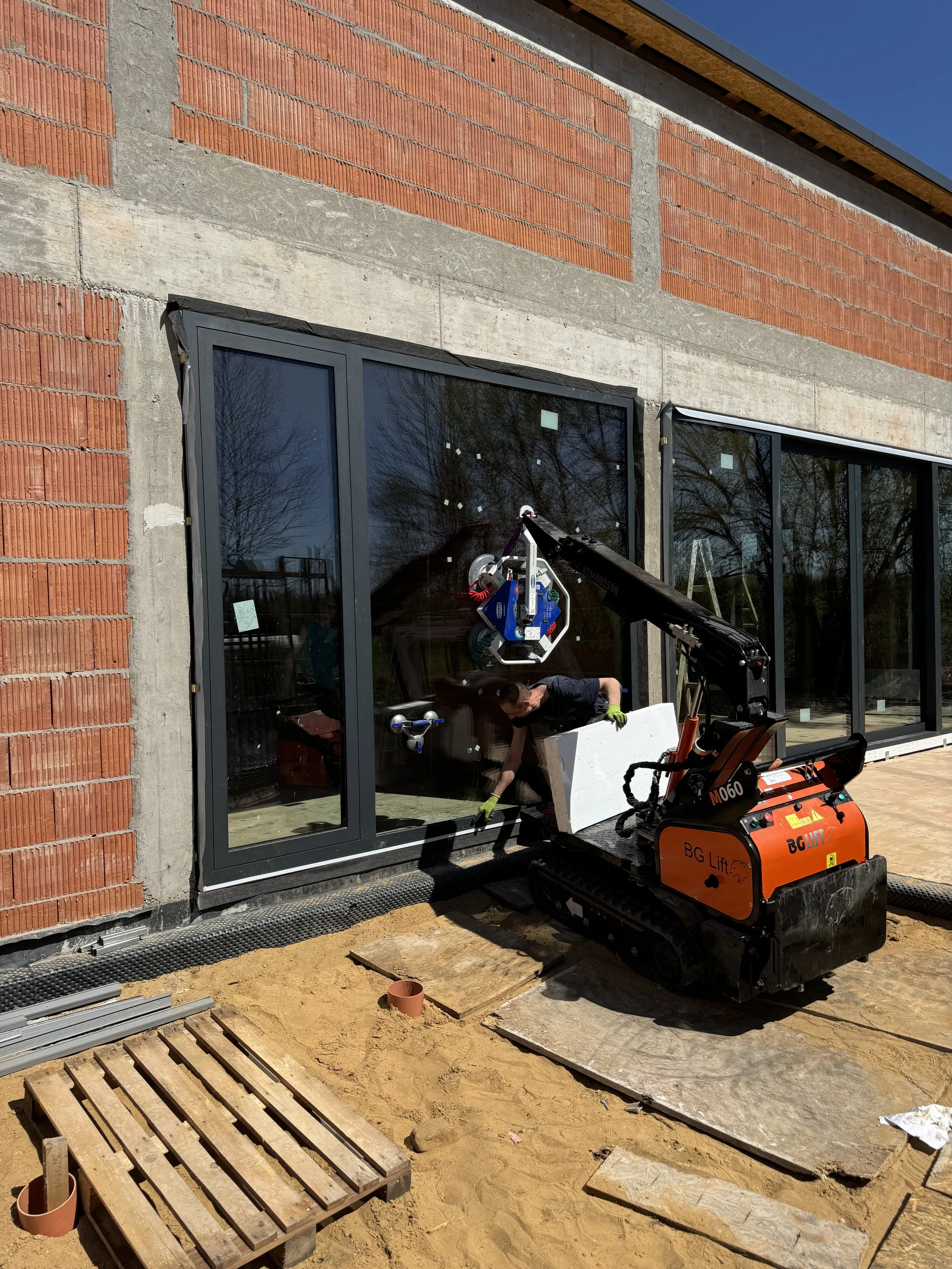 mini-żuraw w akcji, montaż okna typu fix w systemie aluminiowym 