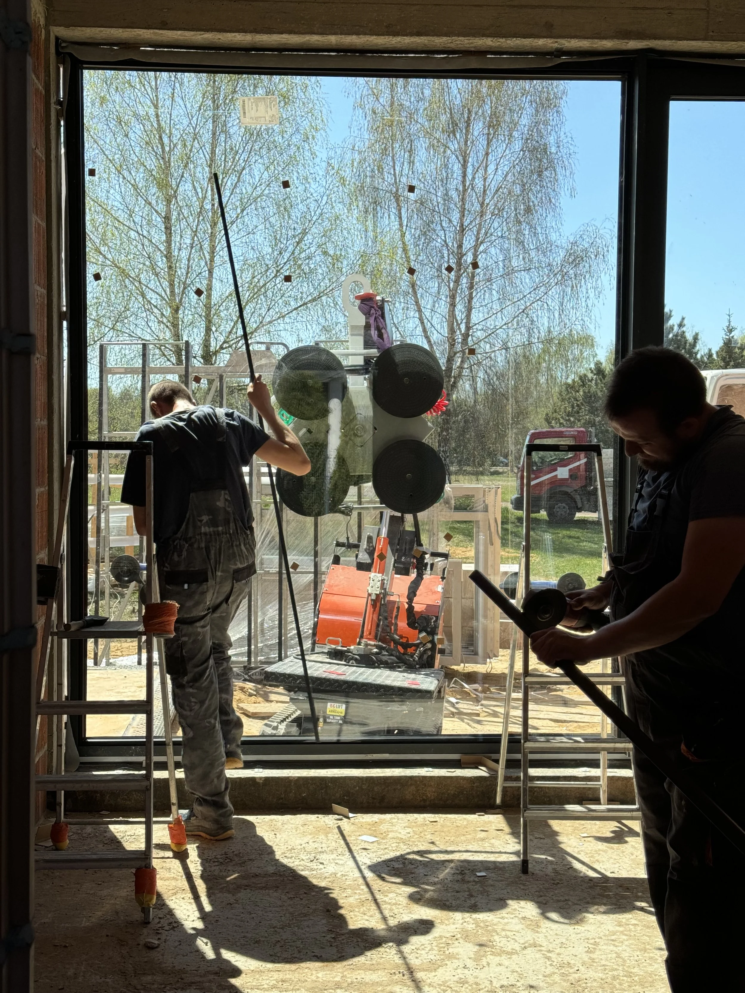 Montaż okna typu fix w systemie aluminiowym 