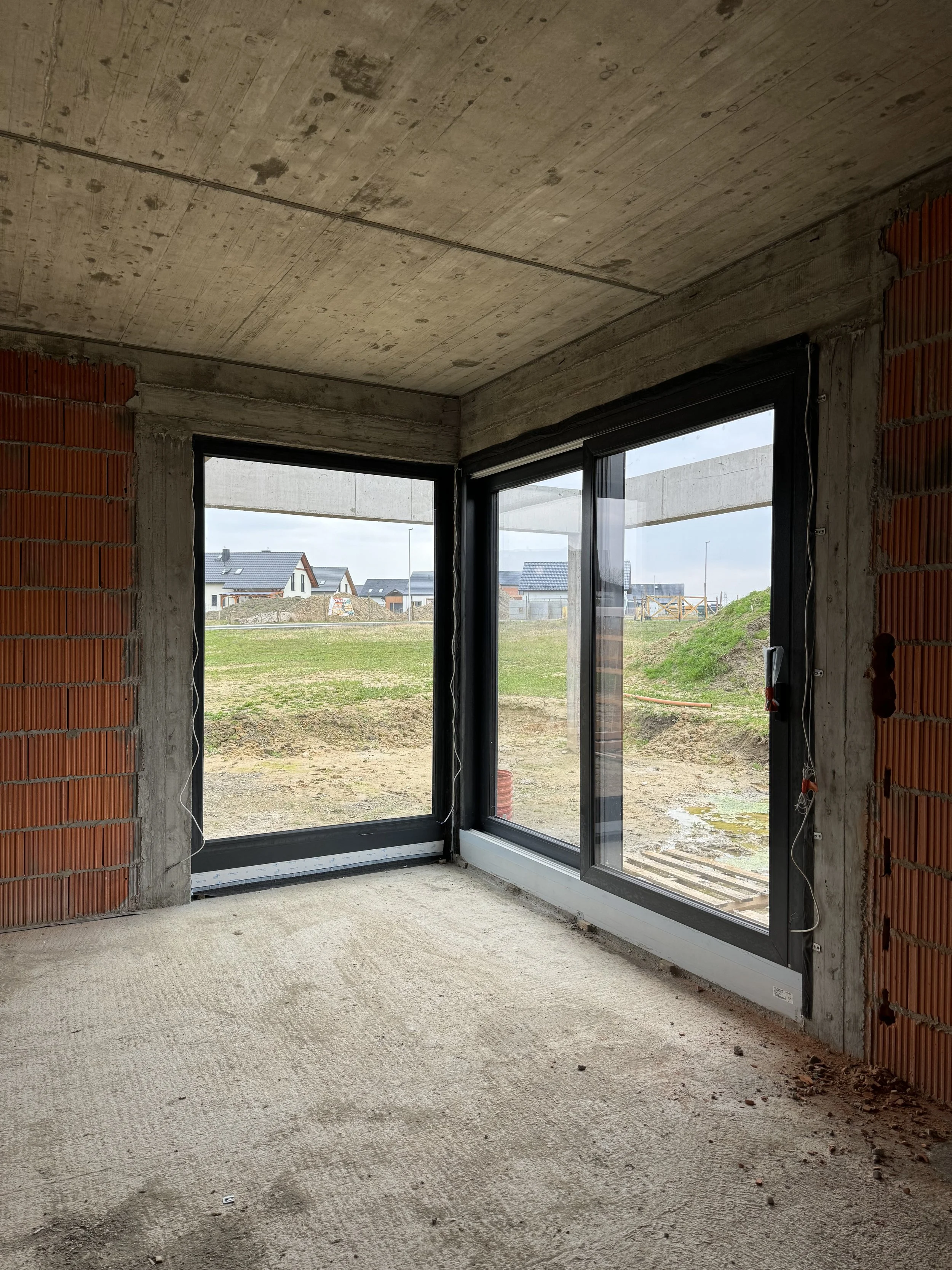 Hst łączone narożnie z oknem typu fix w PCV