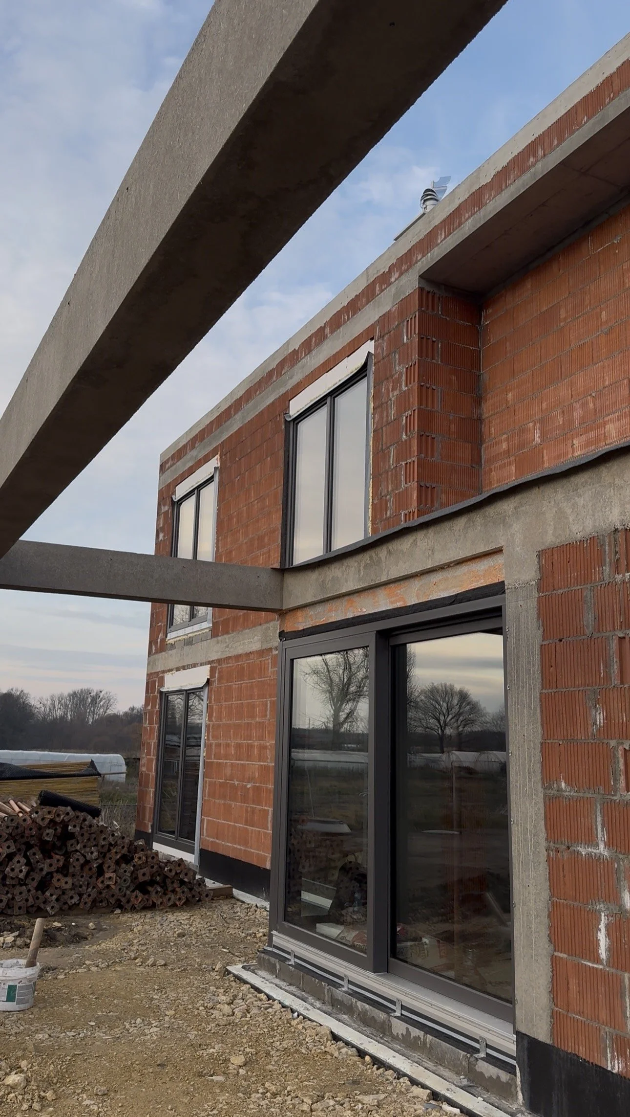 Montaż stolarki okiennej w kolorze antracytowym wraz z HST łączonym narożnie z oknem typu fix 