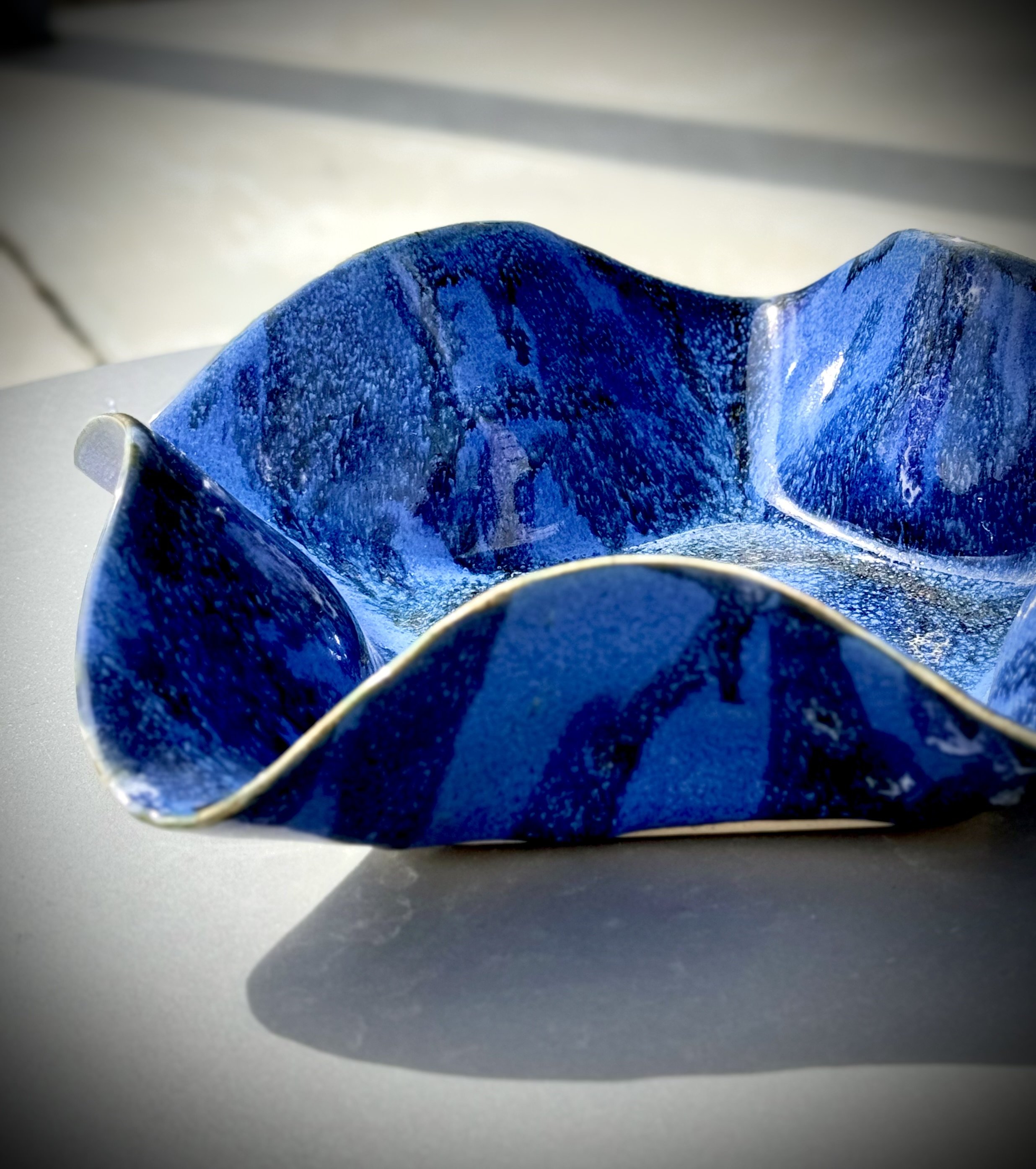 Assiette ondulée - Marbré bleu