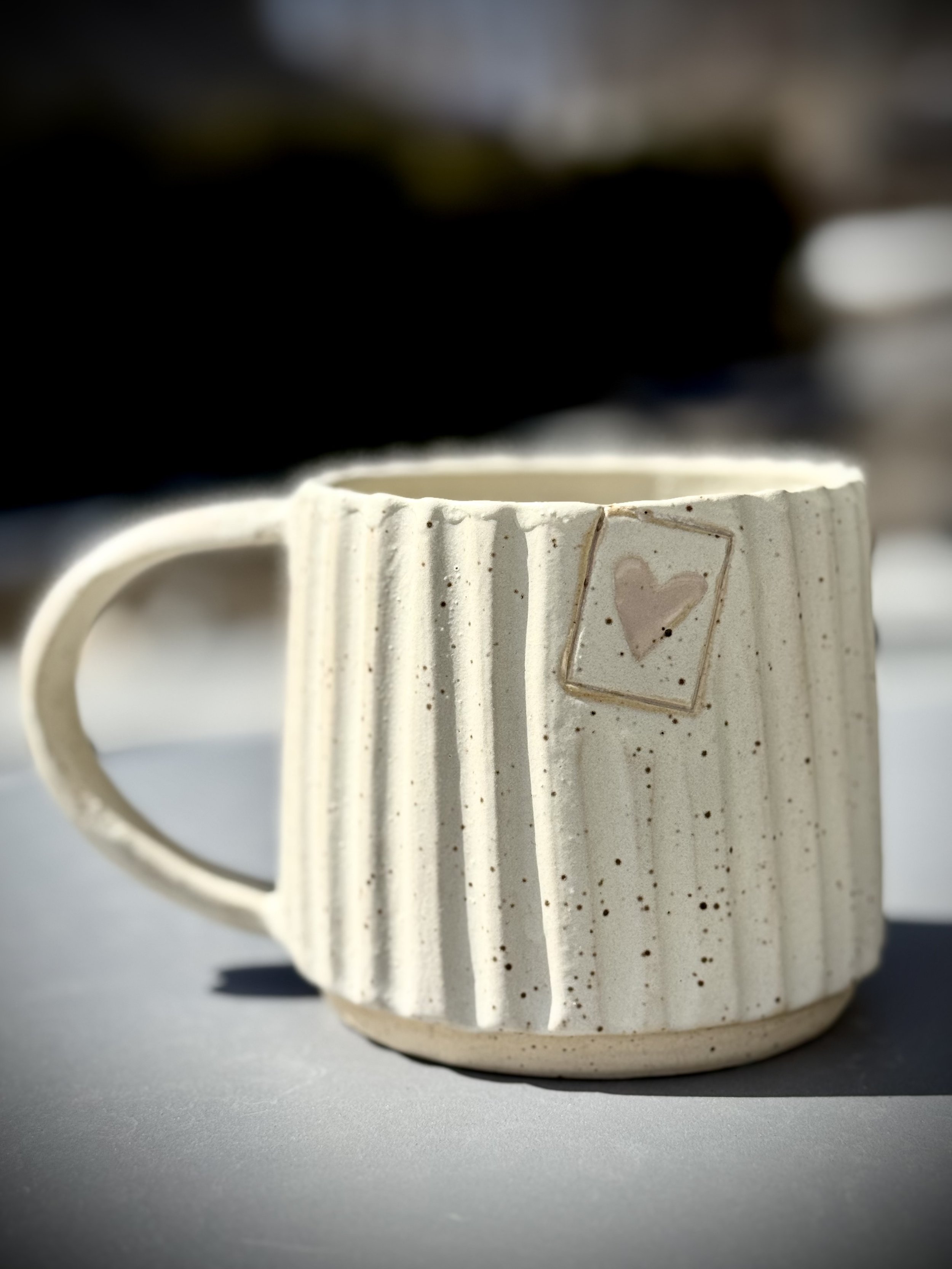 MUG à café - Blanc mat avec petit coeur rose